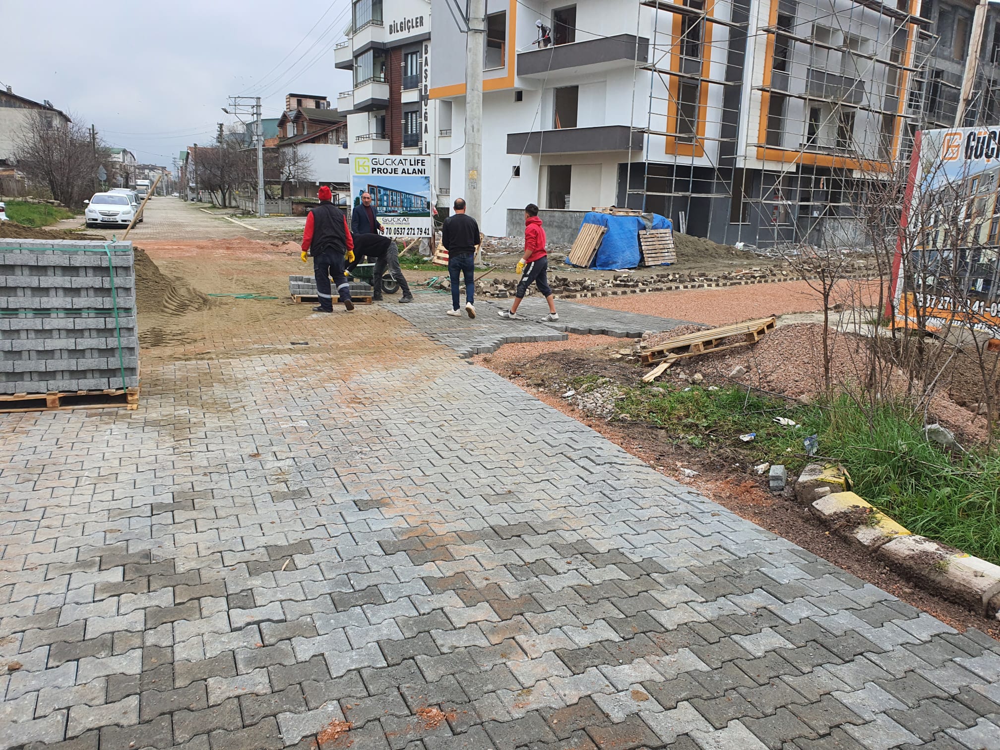 KARTEPE İLÇESİNDE ÜSTYAPI ÇALIŞMALARI SÜRÜYOR