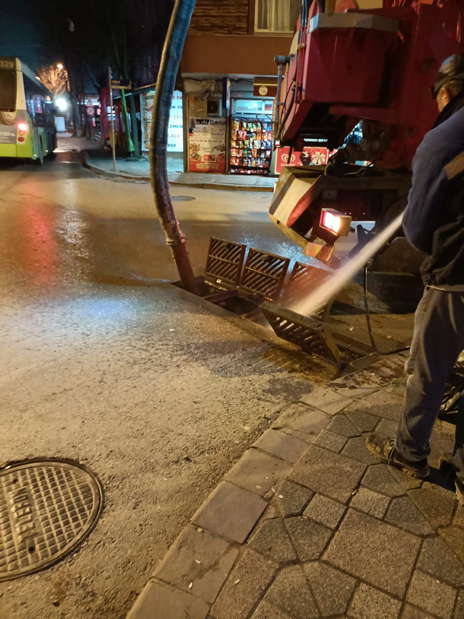 GEBZE’NİN ALTYAPI HATLARINDA TEMİZLİK YAPILIYOR