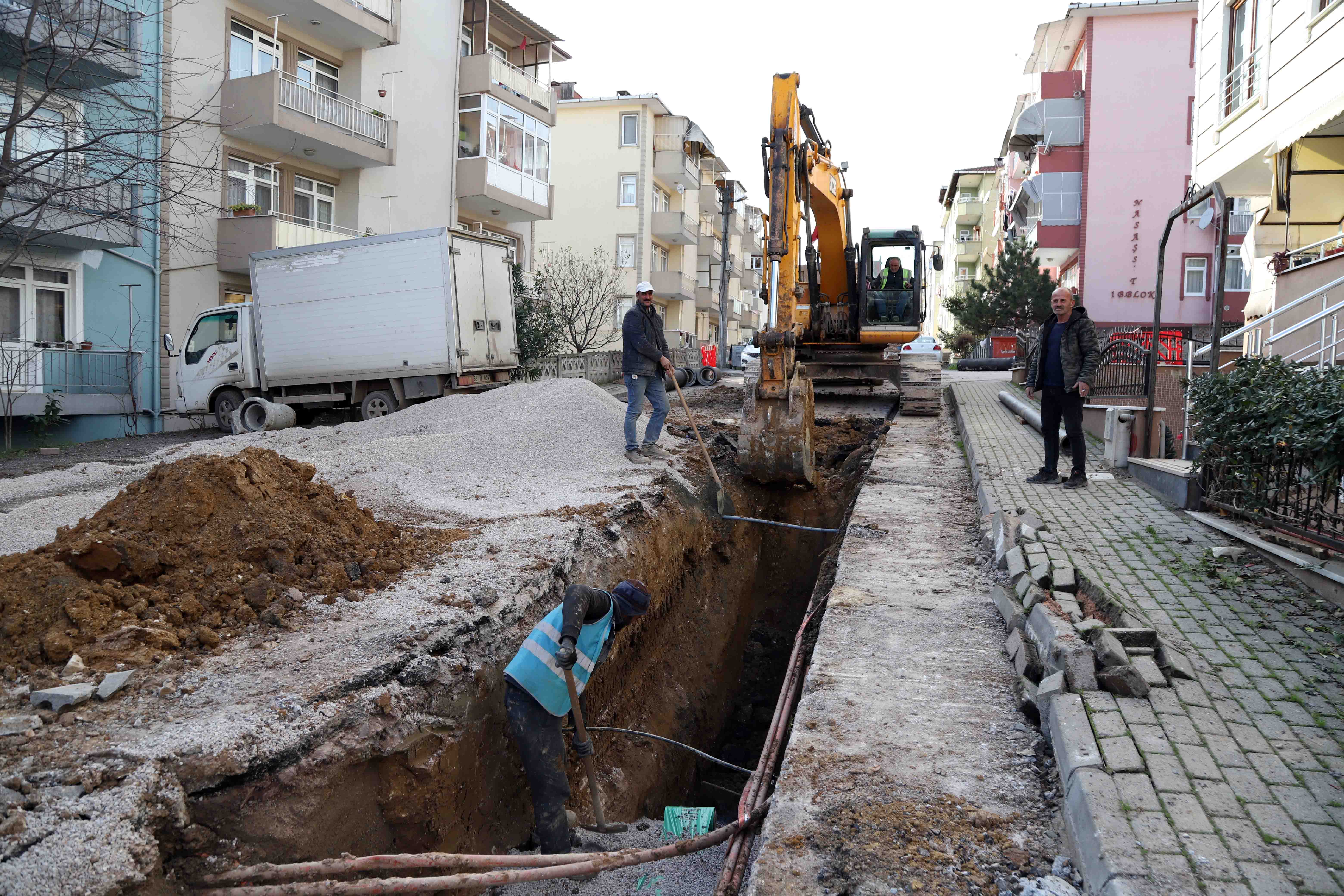 DERİNCE DUMLUPINAR MAHALLESİNDE ALTYAPI ÇALIŞMALARI DEVAM EDİYOR