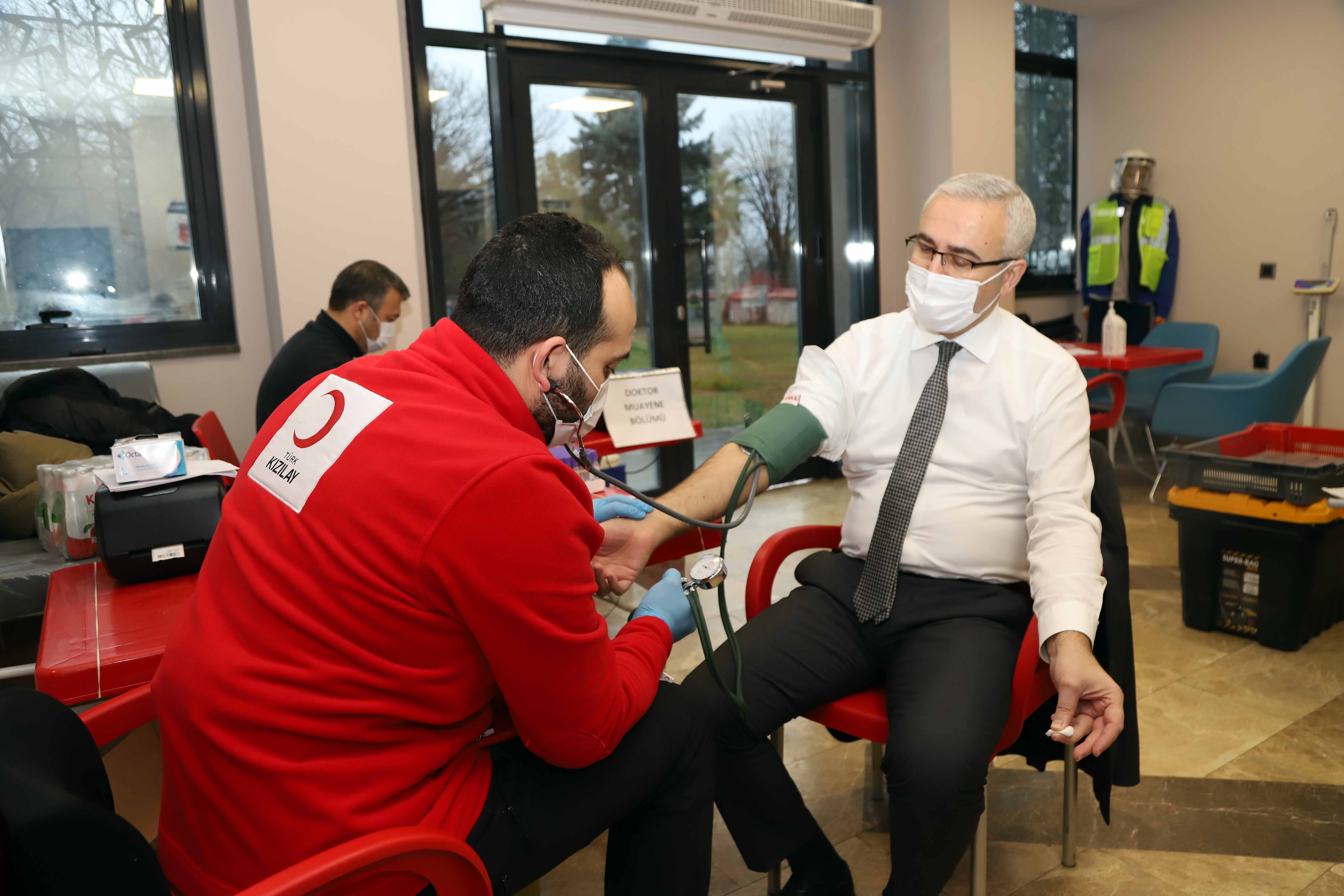 İSU PERSONELİNDEN KIZILAY’A KAN BAĞIŞI