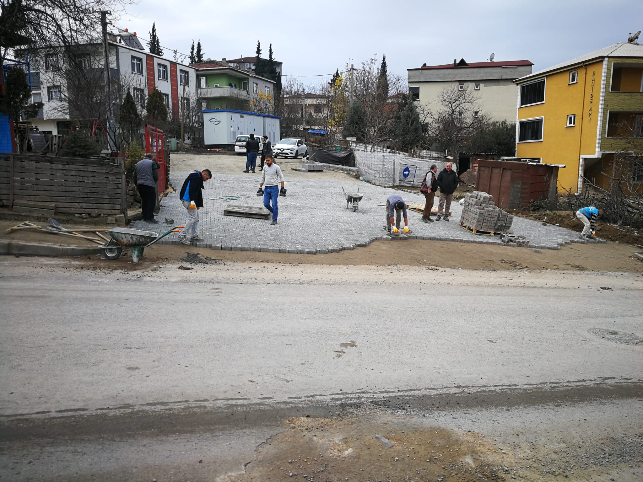 DİLOVASI’NDA ALTYAPI VE ÜSTYAPI ÇALIŞMALARI SÜRÜYOR