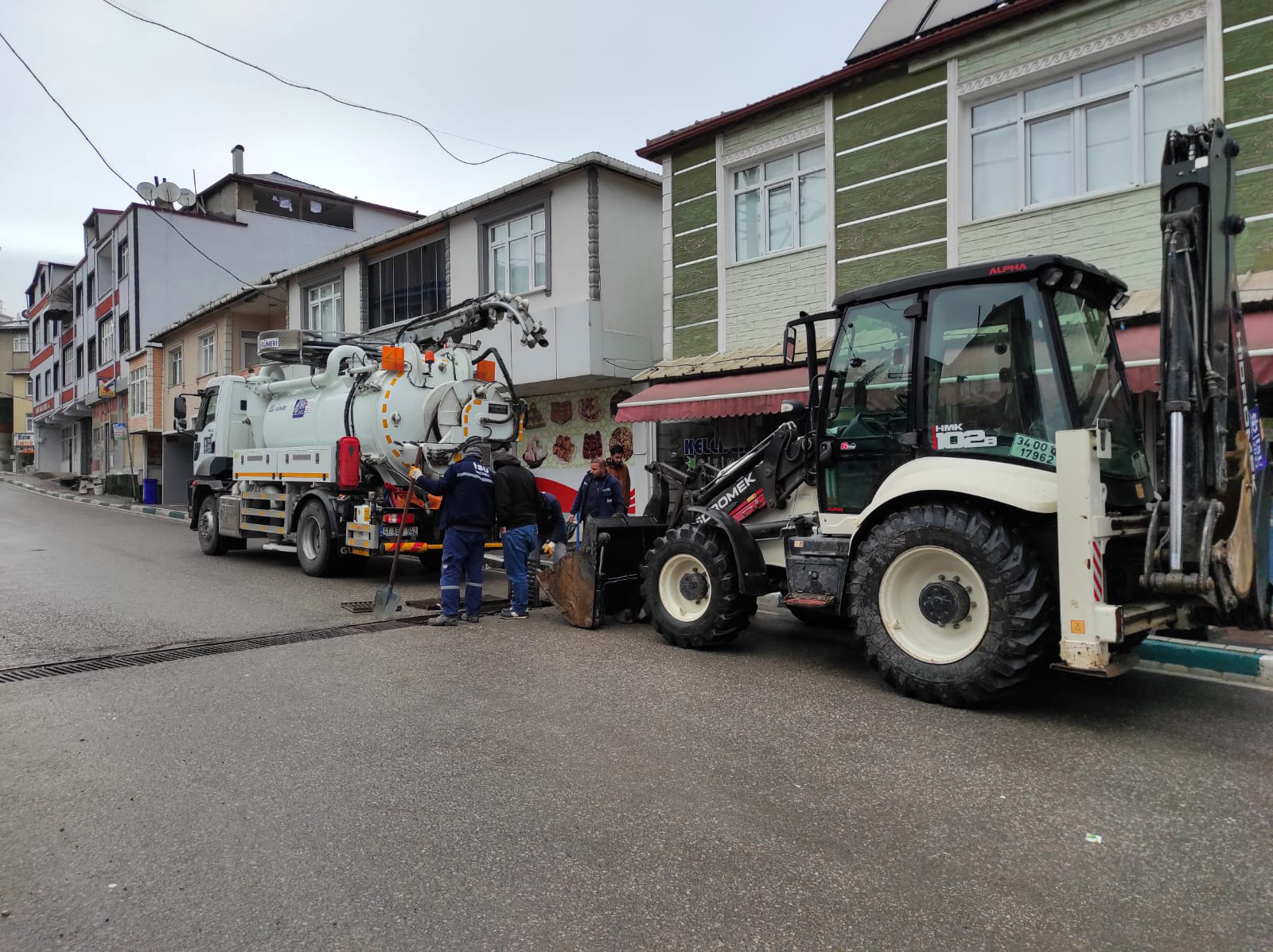 YAĞIŞLARA KARŞI İL GENELİNDE YAĞMURSUYU HATLARI TEMİZLİĞİ