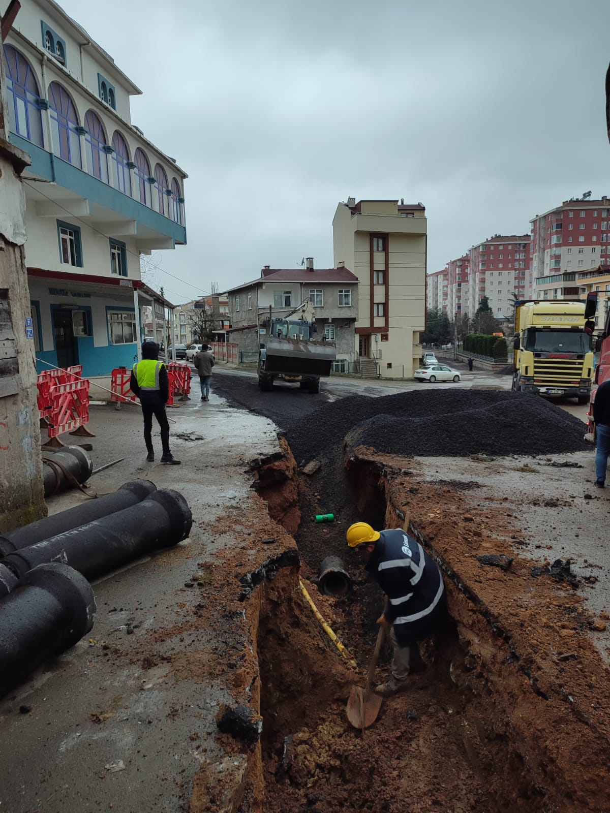 GEBZE BARIŞ MAHALLESİNDE ALTYAPI HATLARI YENİLENİYOR