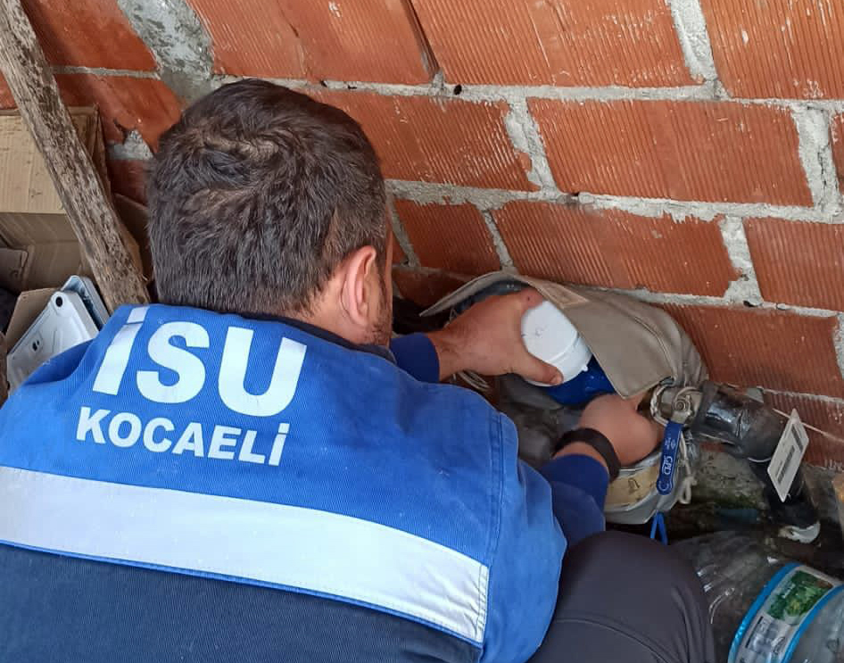 İSU EKİPLERİ DONAN SAYAÇLARA MÜDAHALE EDİYOR