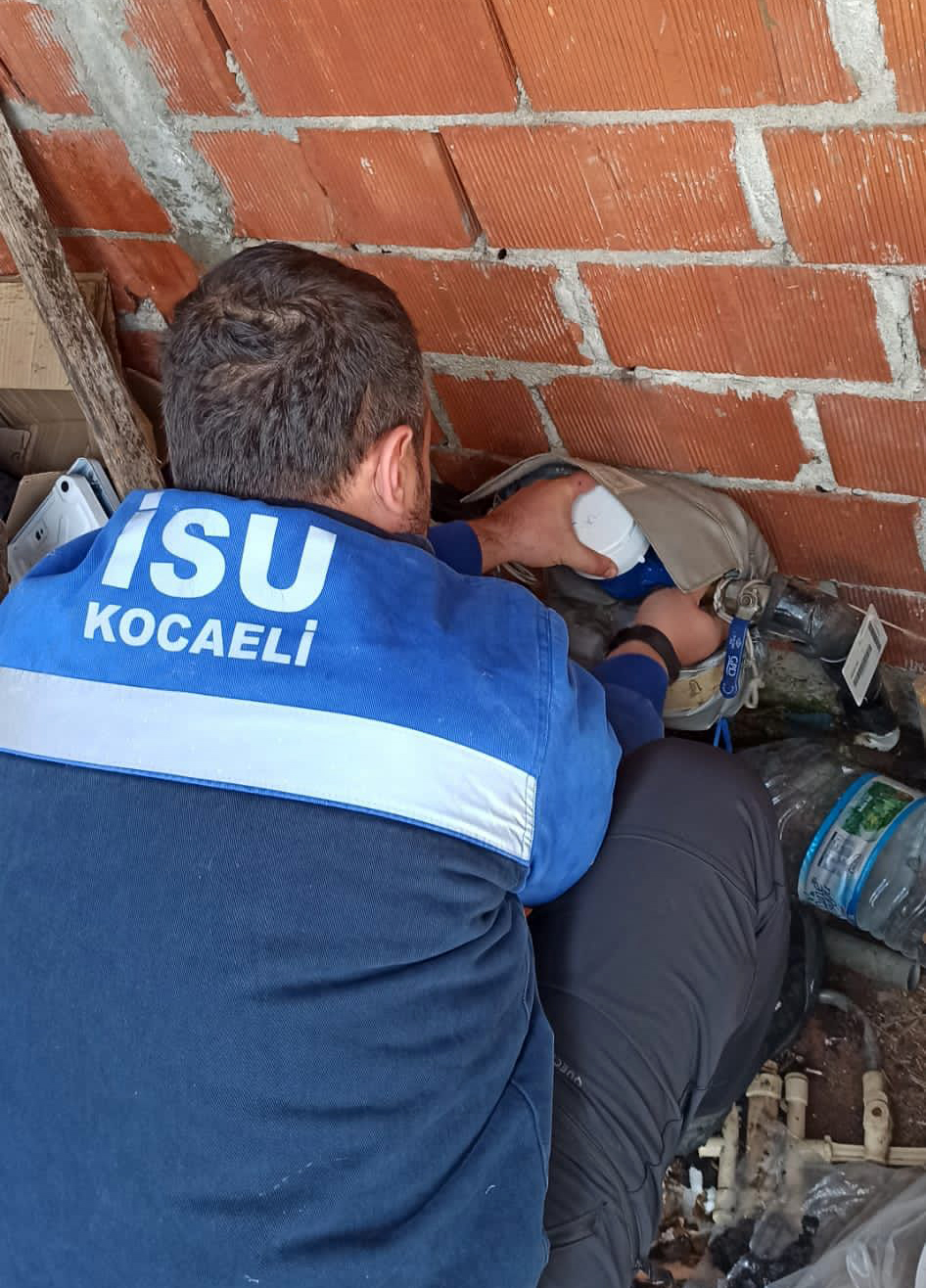 İSU EKİPLERİ DONAN SAYAÇLARA MÜDAHALE EDİYOR