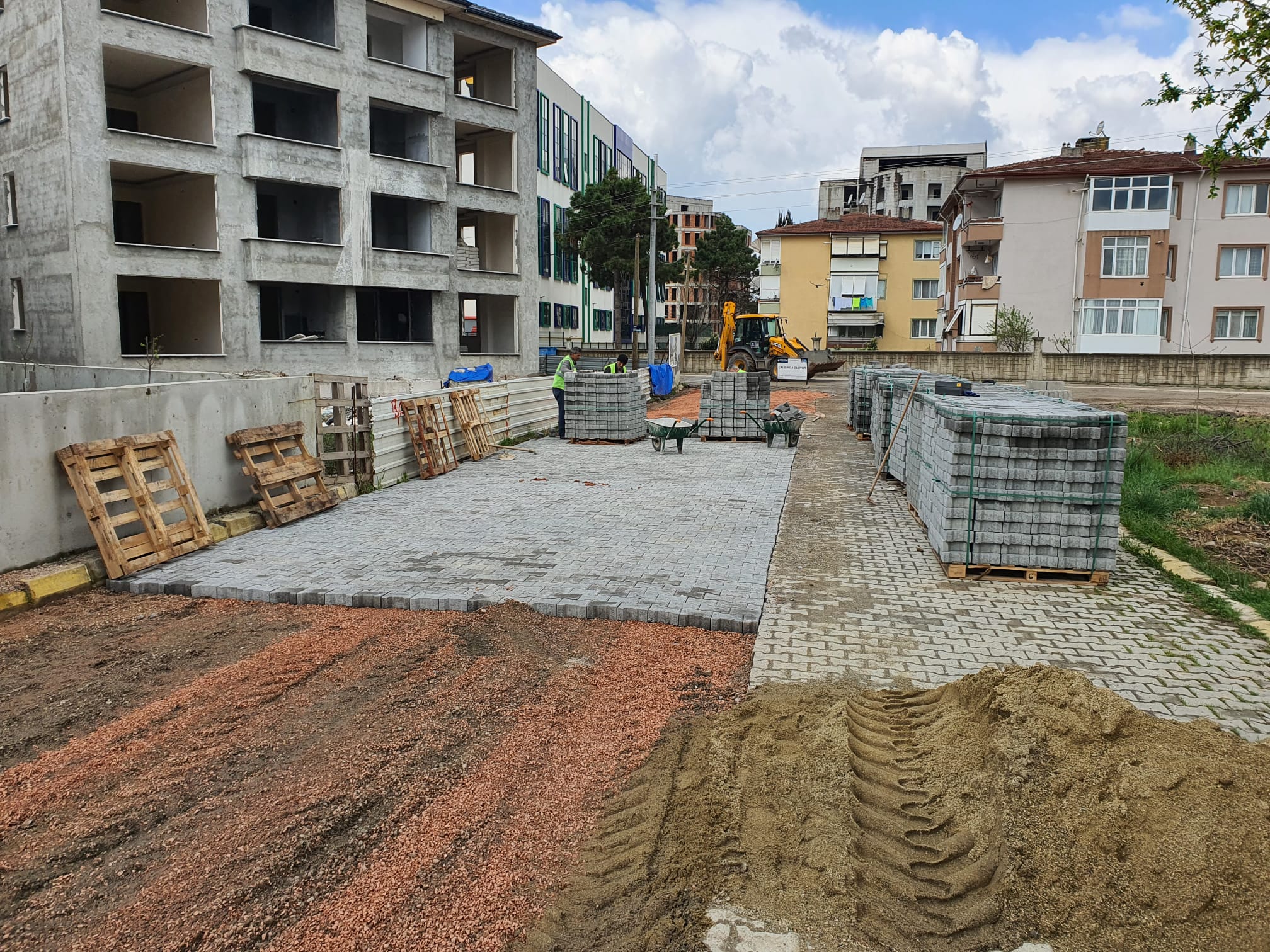 KARTEPE’DE ALTYAPIDAN SONRA ÜSTYAPI ÇALIŞMALARI YAPILIYOR
