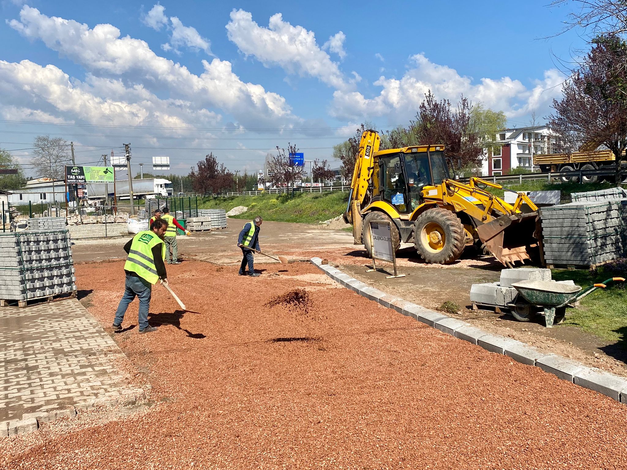 KARTEPE’DE ALTYAPIDAN SONRA ÜSTYAPI ÇALIŞMALARI YAPILIYOR