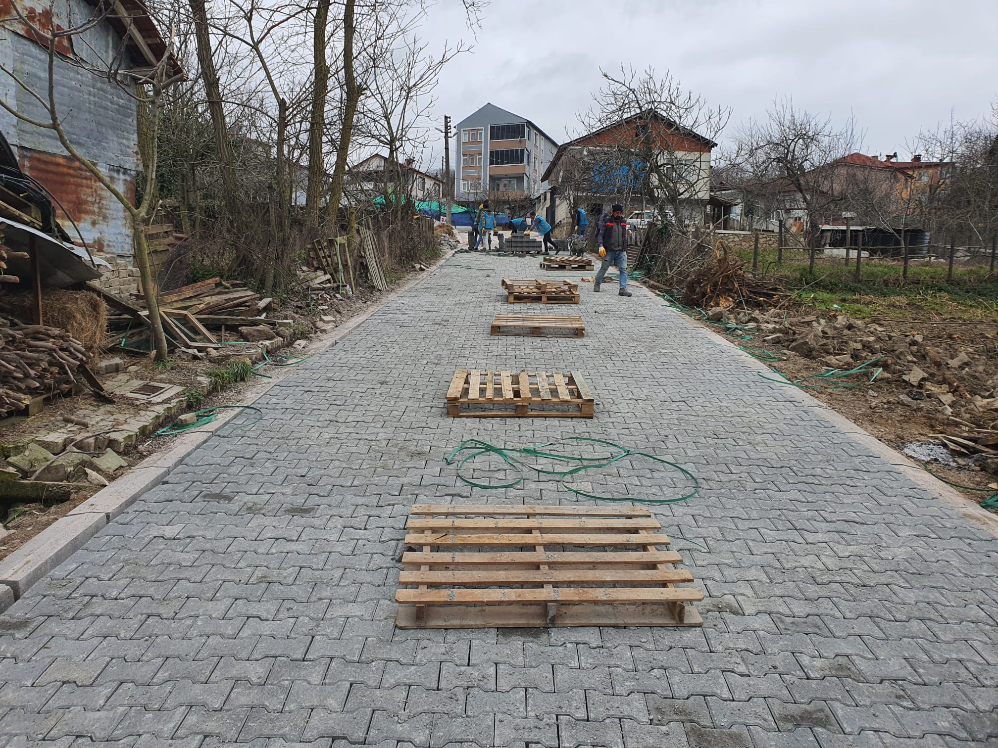 İZMİT AKMEŞE’DE ALTYAPI VE ÜSTYAPI ÇALIŞMALARI SÜRÜYOR