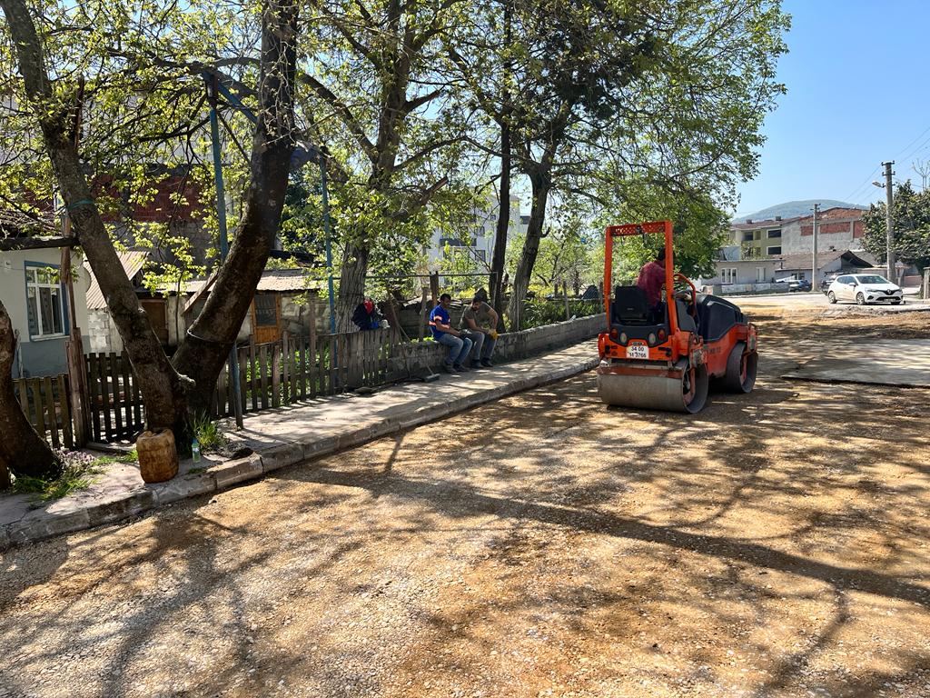 GÖLCÜK’TE ALTYAPISI TAMAMLANAN YERLERİN ÜSTYAPISI YAPILIYOR