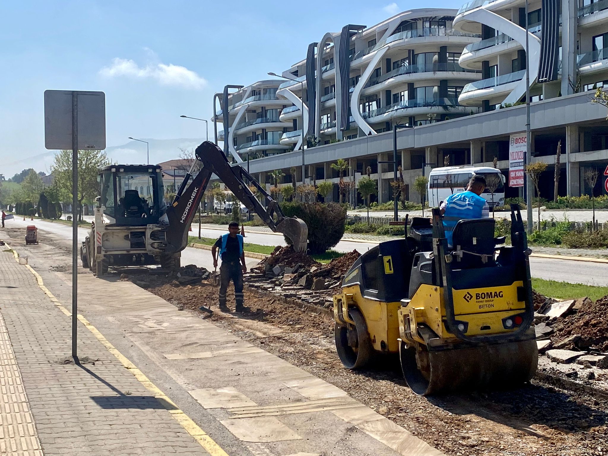 KARTEPE EMEKEVLER MAHALLESİNDE ÜSTYAPI ÇALIŞMALARI YAPILIYOR