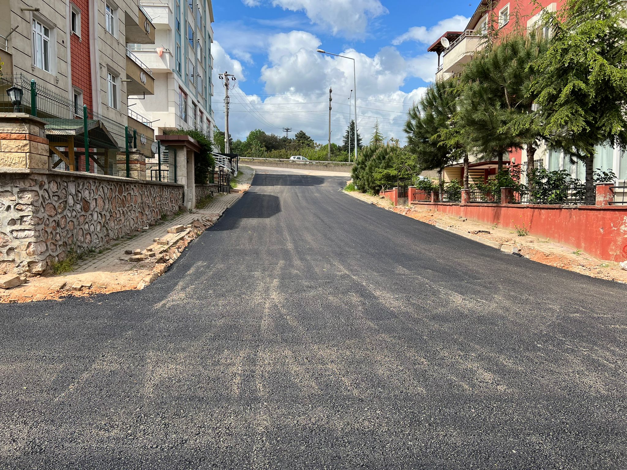 DERİNCE’DE 3 MAHALLEDE ÜSTYAPI ÇALIŞMALARI SÜRÜYOR