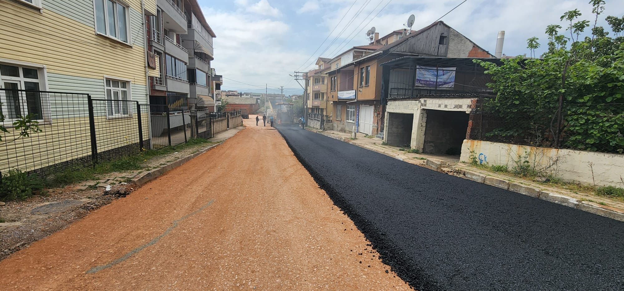DERİNCE’DE 3 MAHALLEDE ÜSTYAPI ÇALIŞMALARI SÜRÜYOR