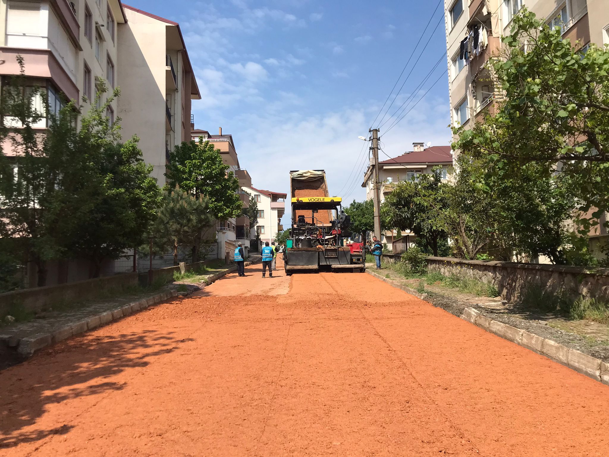 DERİNCE’DE 3 MAHALLEDE ÜSTYAPI ÇALIŞMALARI SÜRÜYOR