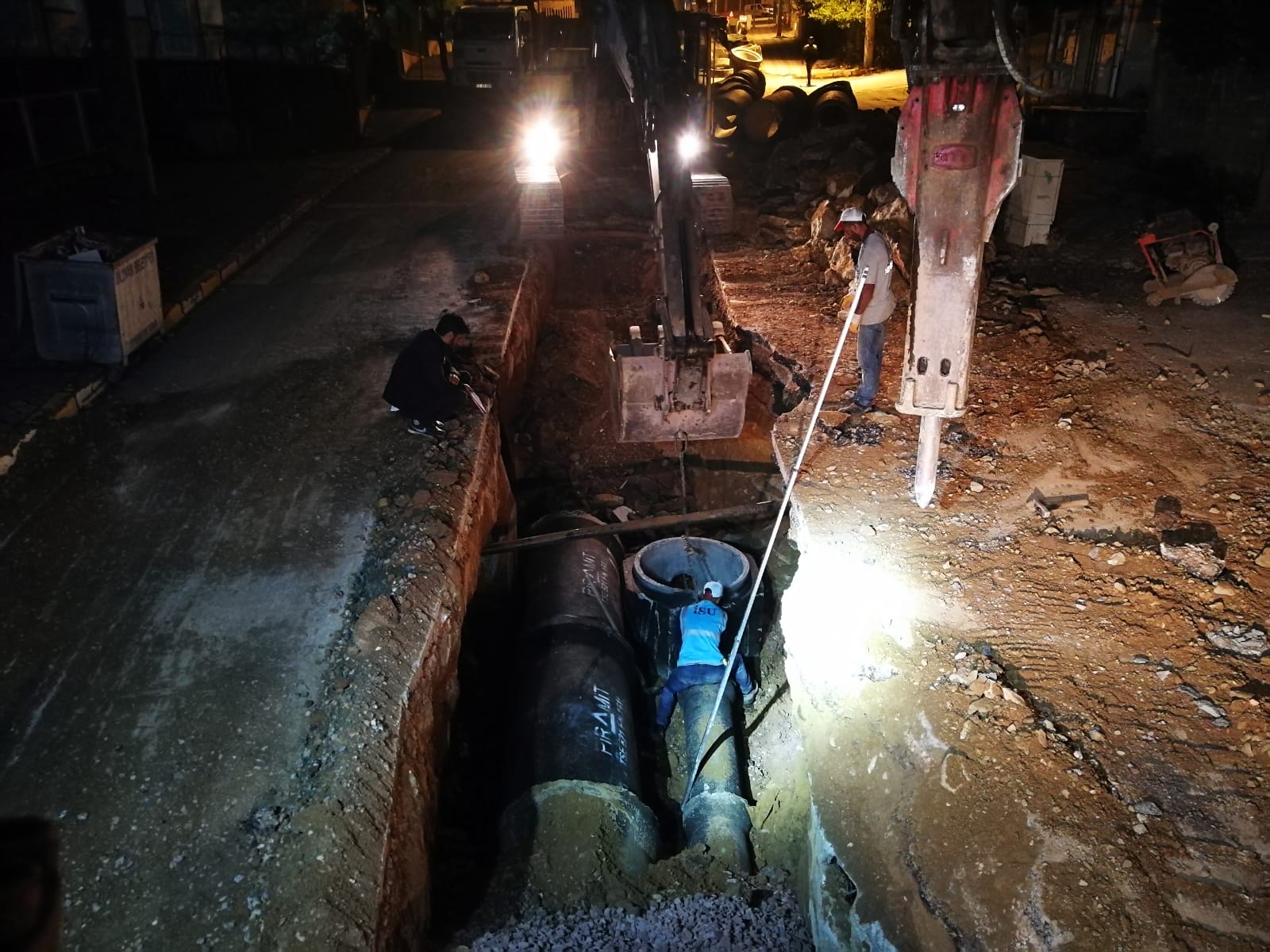 DİLOVASI İSTİKLAL CADDESİNDE GECE GÜNDÜZ ÇALIŞMA