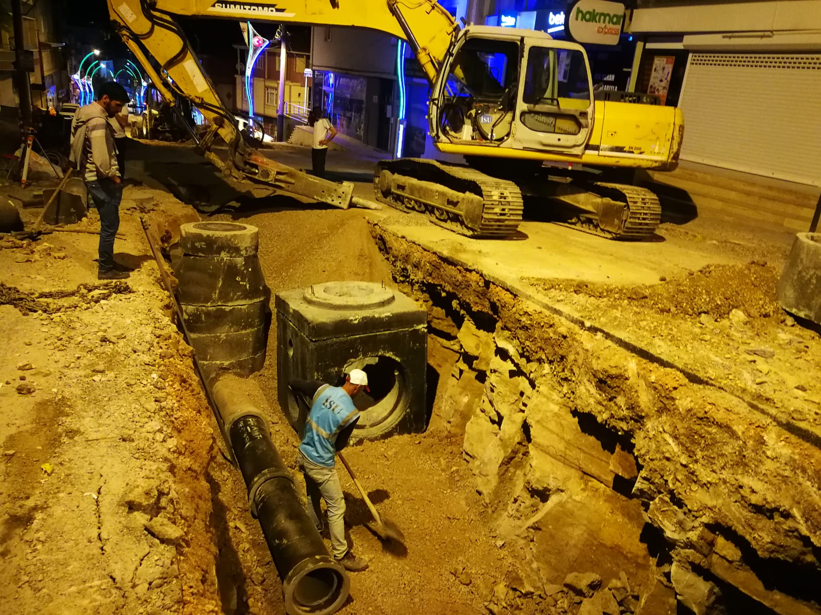 DİLOVASI İSTİKLAL CADDESİNDE GECE GÜNDÜZ ÇALIŞMA