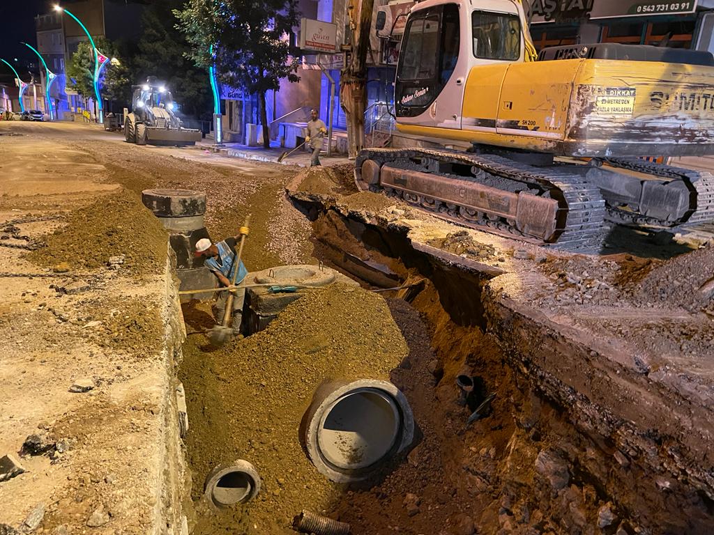 DİLOVASI İSTİKLAL CADDESİNDE GECE GÜNDÜZ ÇALIŞMA