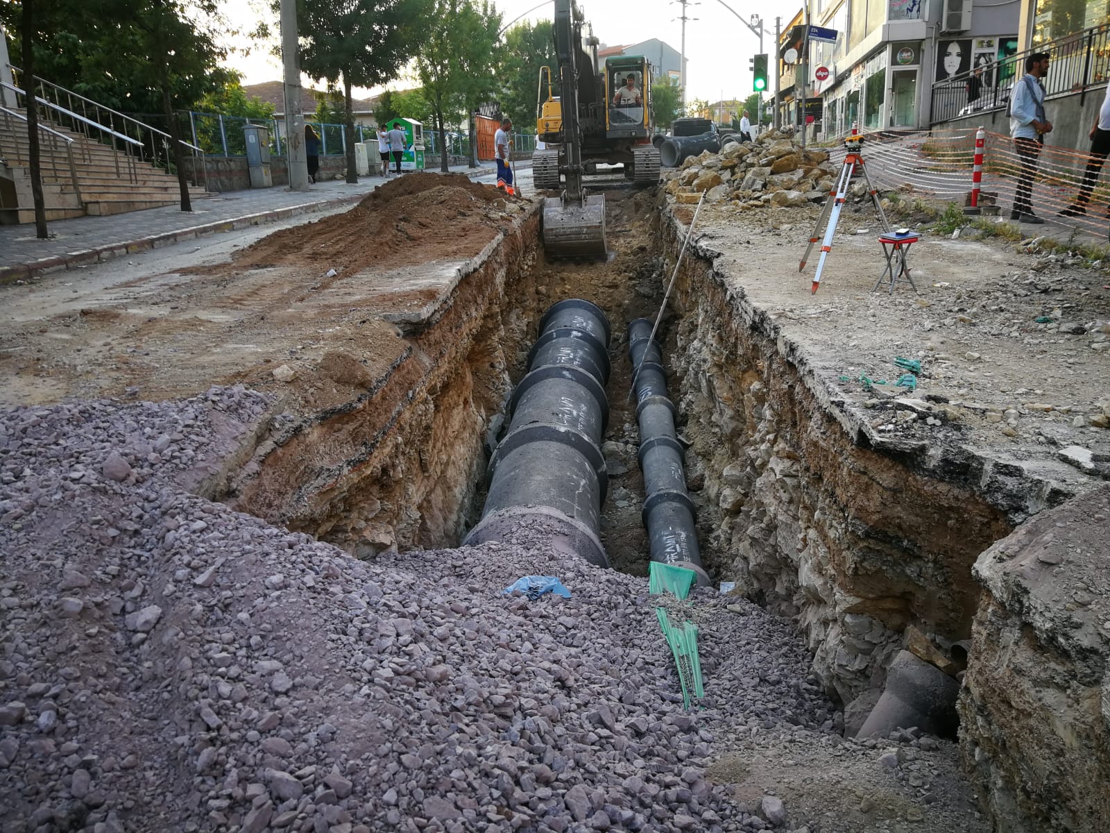 DİLOVASI İSTİKLAL CADDESİNDE GECE GÜNDÜZ ÇALIŞMA