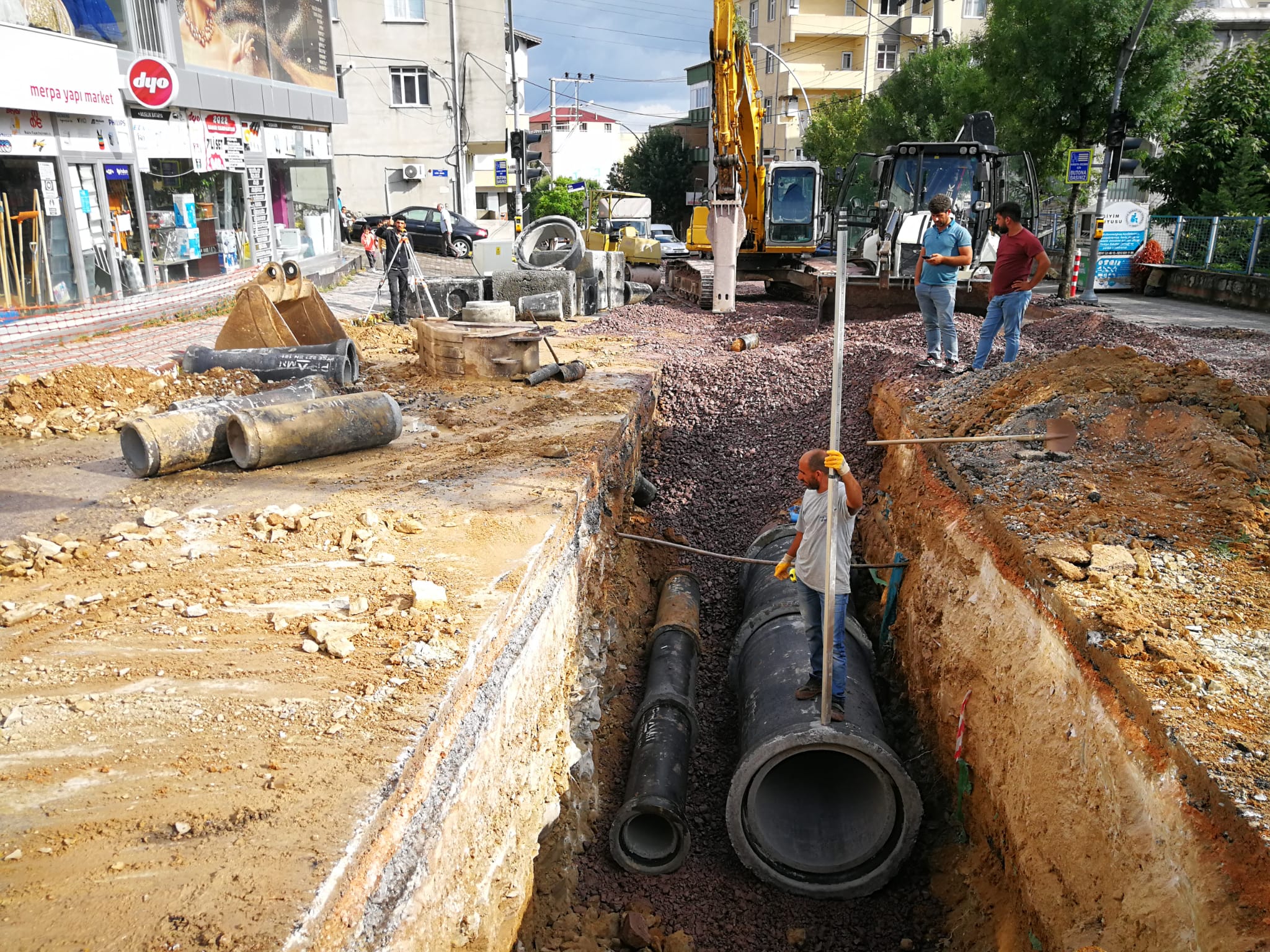 DİLOVASI İSTİKLAL CADDESİNDE GECE GÜNDÜZ ÇALIŞMA