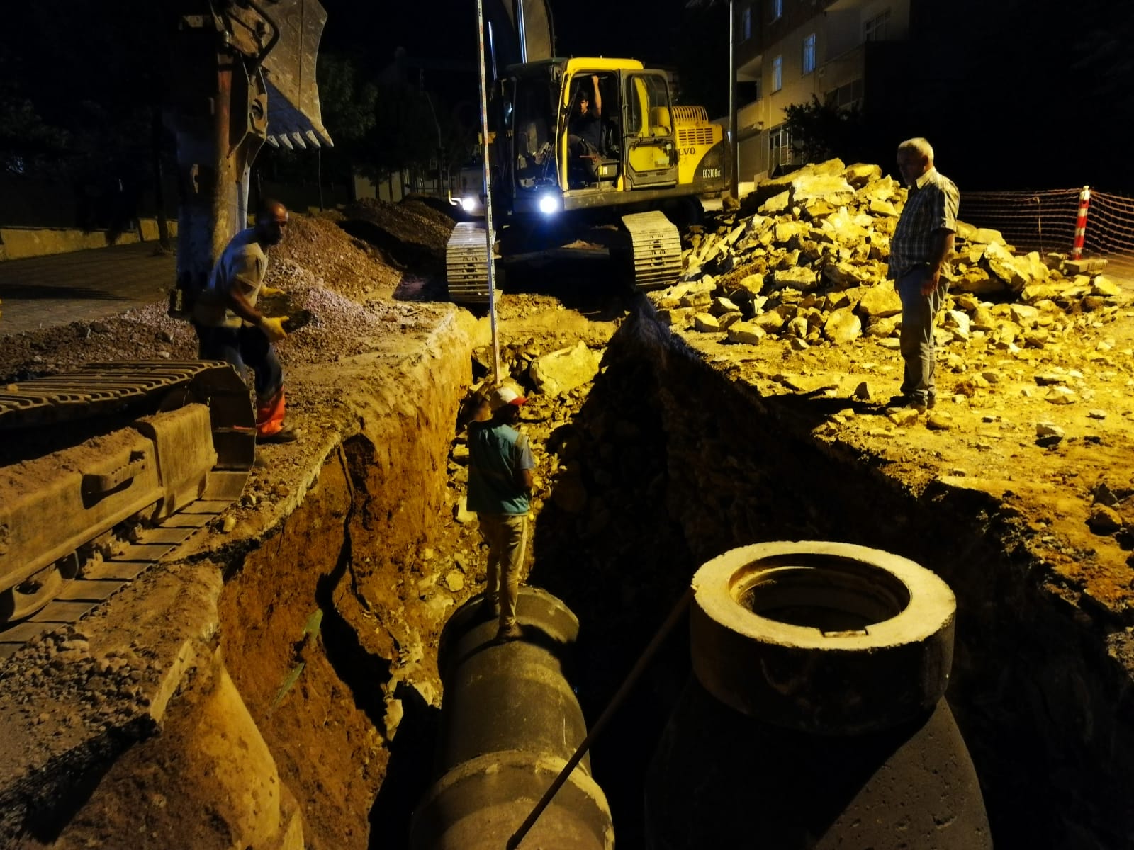 DİLOVASI İSTİKLAL CADDESİNDE GECE GÜNDÜZ ÇALIŞMA