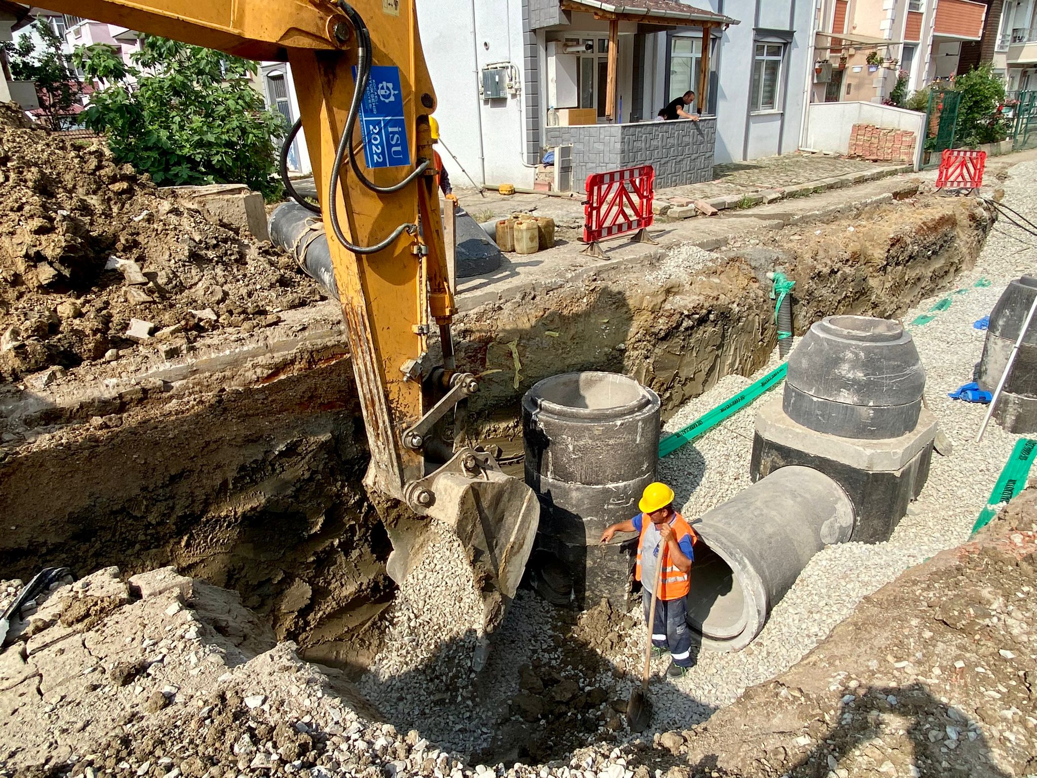 KARTEPE EMEKEVLER MAHALLESİ’NDE YOĞUN ALTYAPI ÇALIŞMALARI