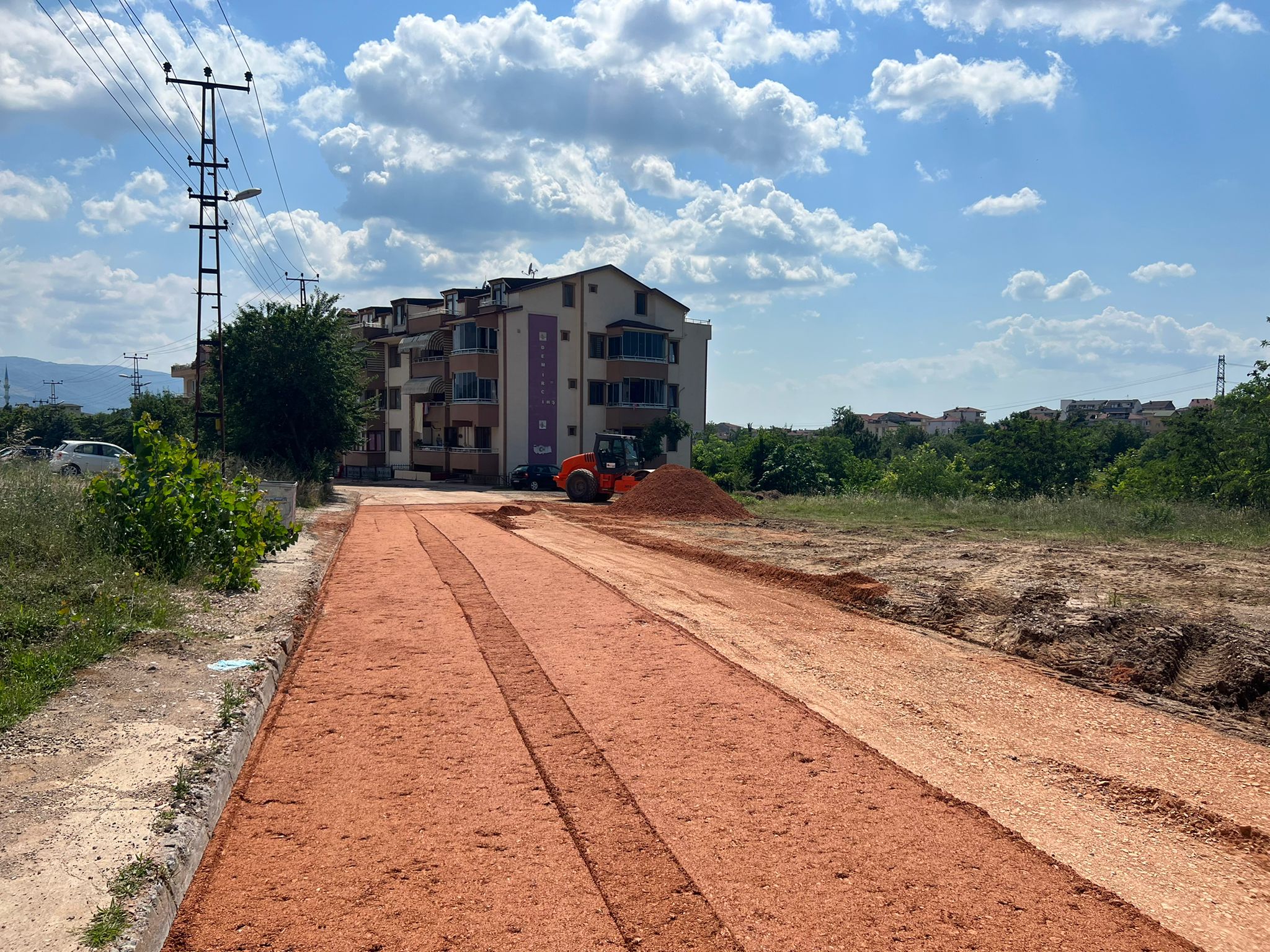 DERİNCE YAVUZ SULTAN VE İBNİ SİNA MAHALLELERİNDE ÜSTYAPI ÇALIŞMALARI TAMAMLANDI