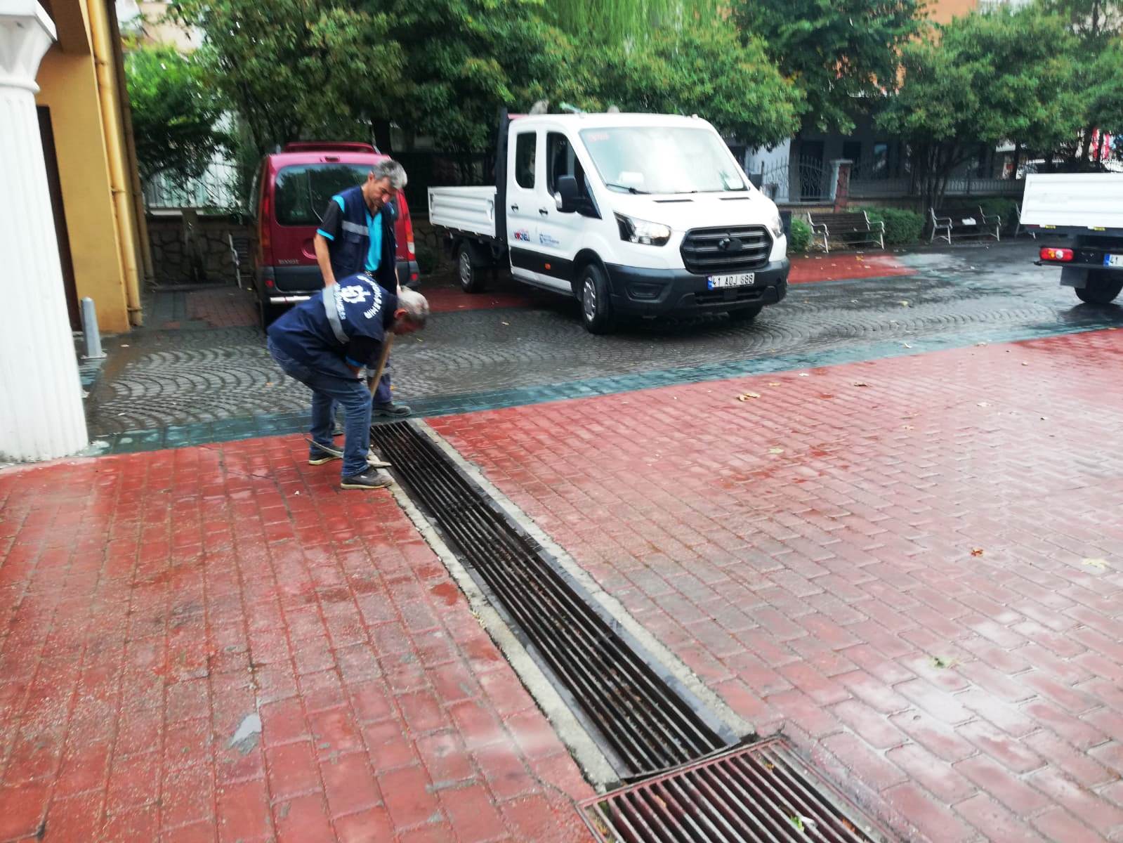 BÜYÜKŞEHİR TÜM EKİPLERİYLE SAĞANAK YAĞIŞTA GÖREV BAŞINDA