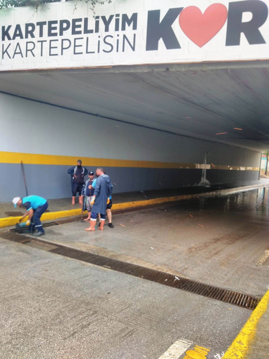 BÜYÜKŞEHİR TÜM EKİPLERİYLE SAĞANAK YAĞIŞTA GÖREV BAŞINDA