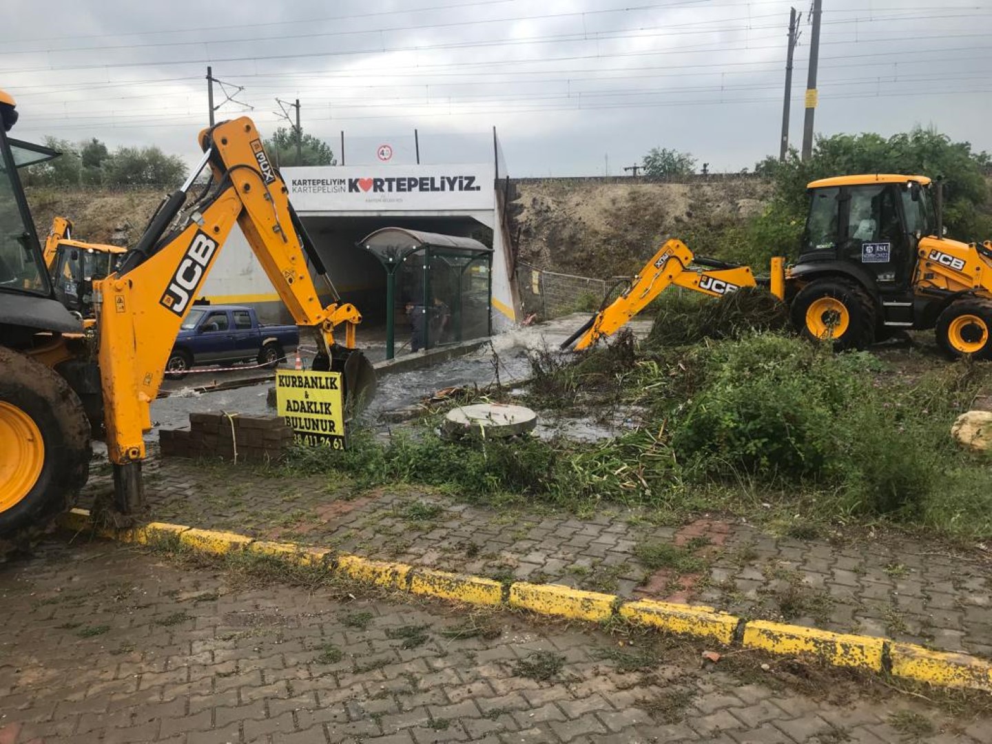 BÜYÜKŞEHİR TÜM EKİPLERİYLE SAĞANAK YAĞIŞTA GÖREV BAŞINDA