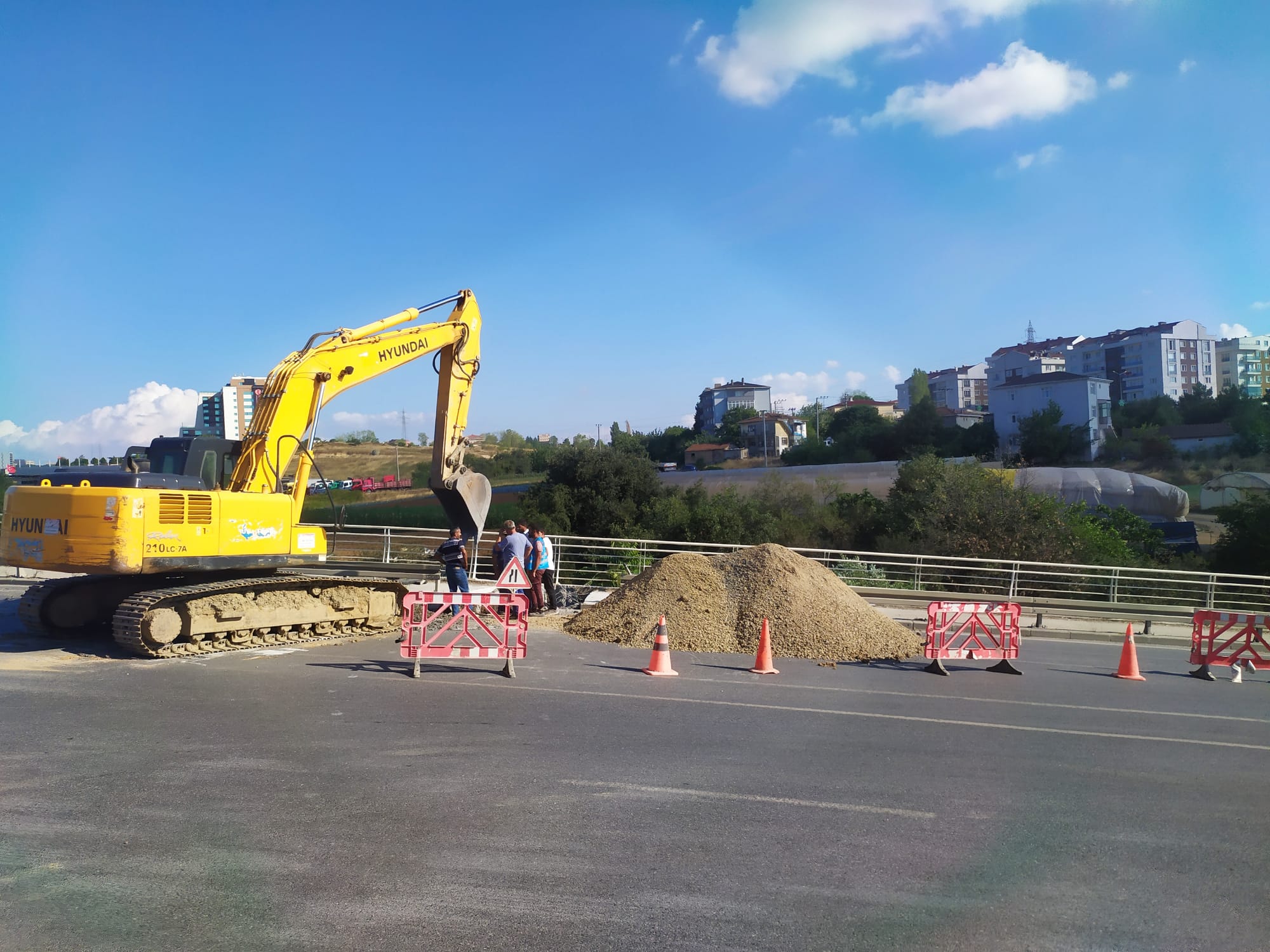 ÇAYIROVA’DA YAĞMURSUYU VE DERE ISLAHI YATIRIMI SÜRÜYOR