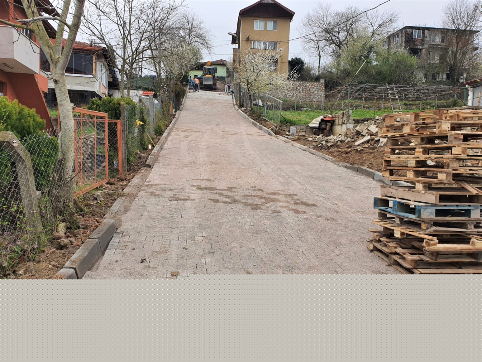 AKMEŞE’DE ALTYAPI ÇALIŞMALARI TAMAM  ÜSTYAPI ÇALIŞMALARI SÜRÜYOR