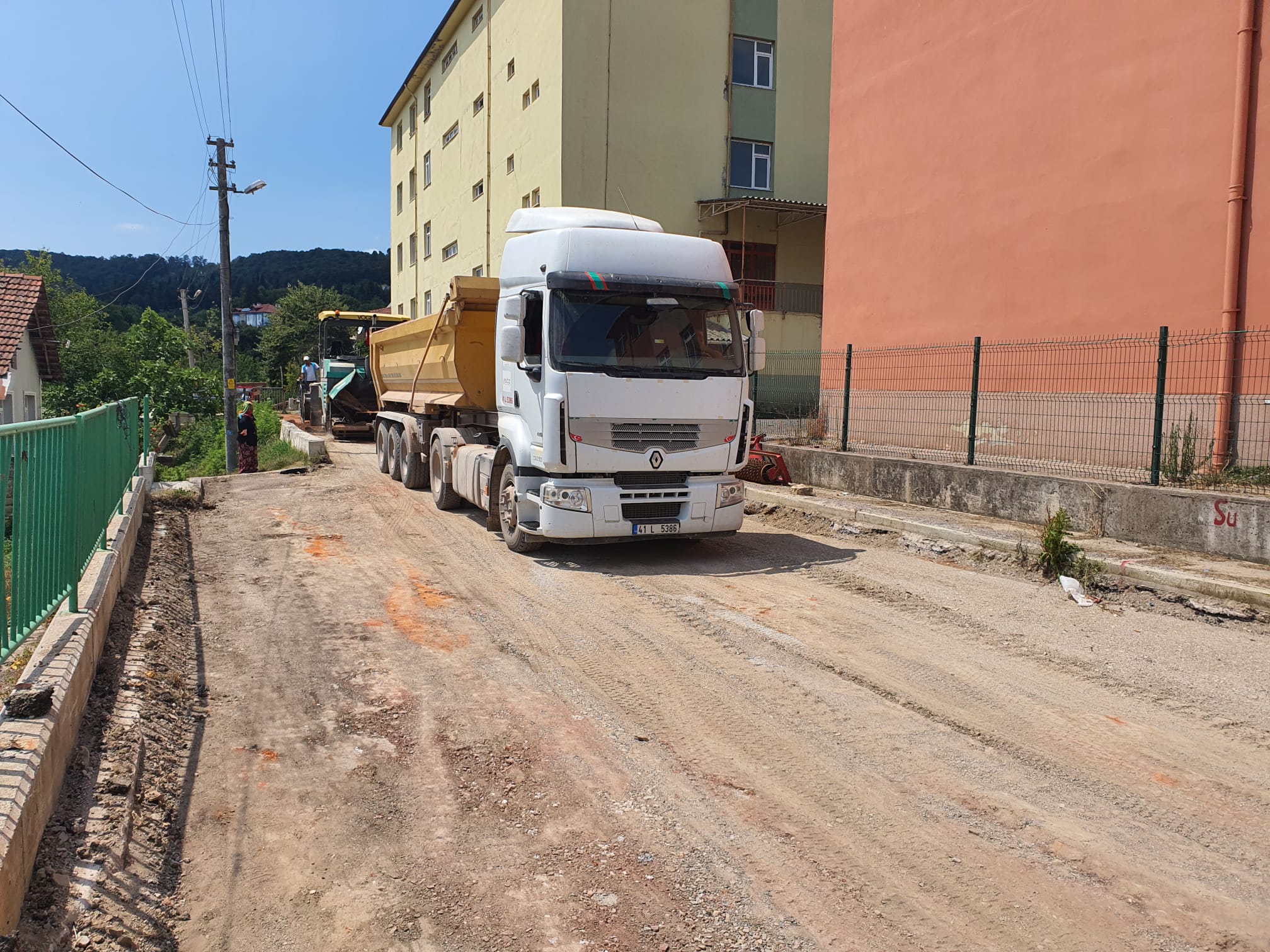 AKMEŞE’DE ALTYAPI ÇALIŞMALARI TAMAM  ÜSTYAPI ÇALIŞMALARI SÜRÜYOR