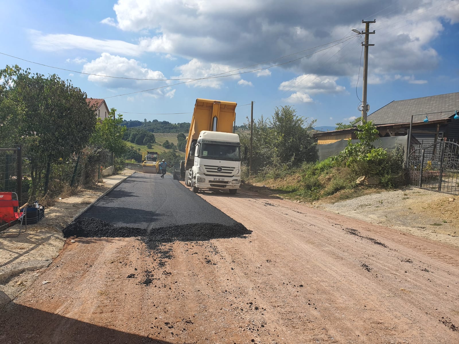 AKMEŞE’DE ALTYAPI ÇALIŞMALARI TAMAM  ÜSTYAPI ÇALIŞMALARI SÜRÜYOR
