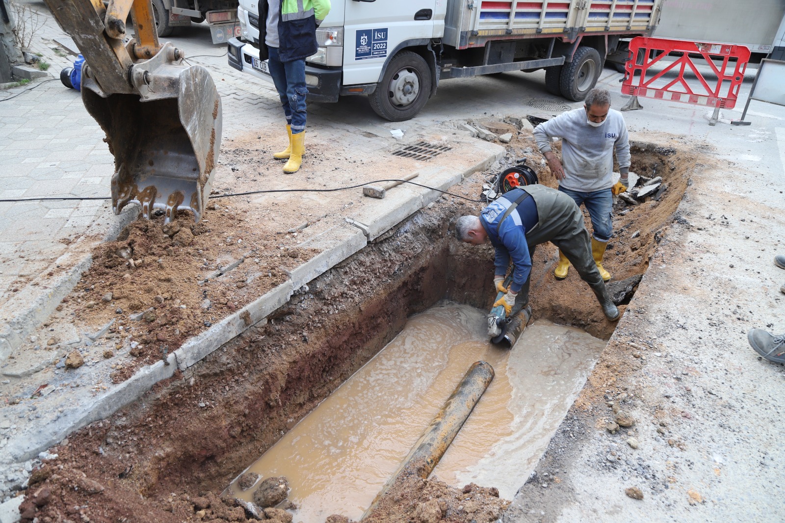 DARICA’DA DÖRT KOLDAN İÇME SUYU BAĞLANTI ÇALIŞMASI