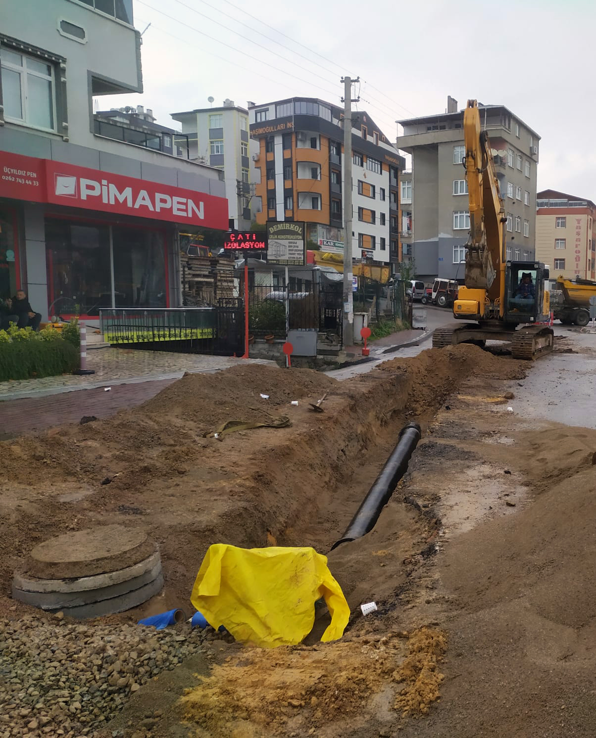ÇAYIROVA YAVUZ SELİM CADDESİNDE İÇMESUYU ŞEBEKESİ YENİLENİYOR
