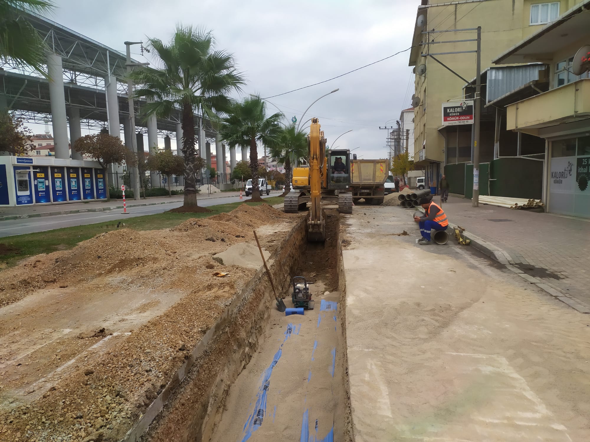 ÇAYIROVA YAVUZ SELİM CADDESİNDE İÇMESUYU ŞEBEKESİ YENİLENİYOR