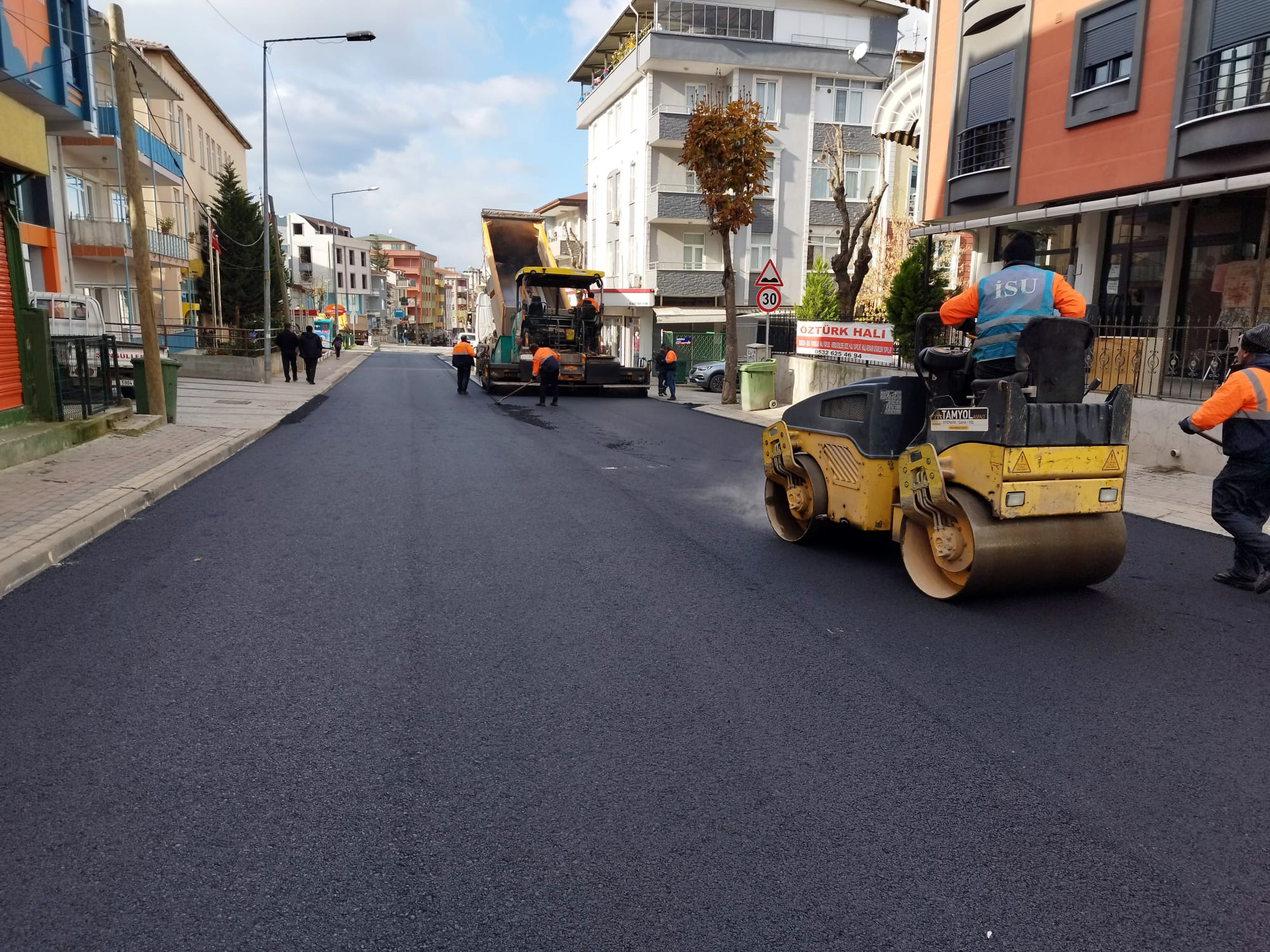 KÖRFEZ FATİH MAHALLESİ İSTİKLAL CADDESİ’NDE ASFALT SERİMİ YAPILIYOR