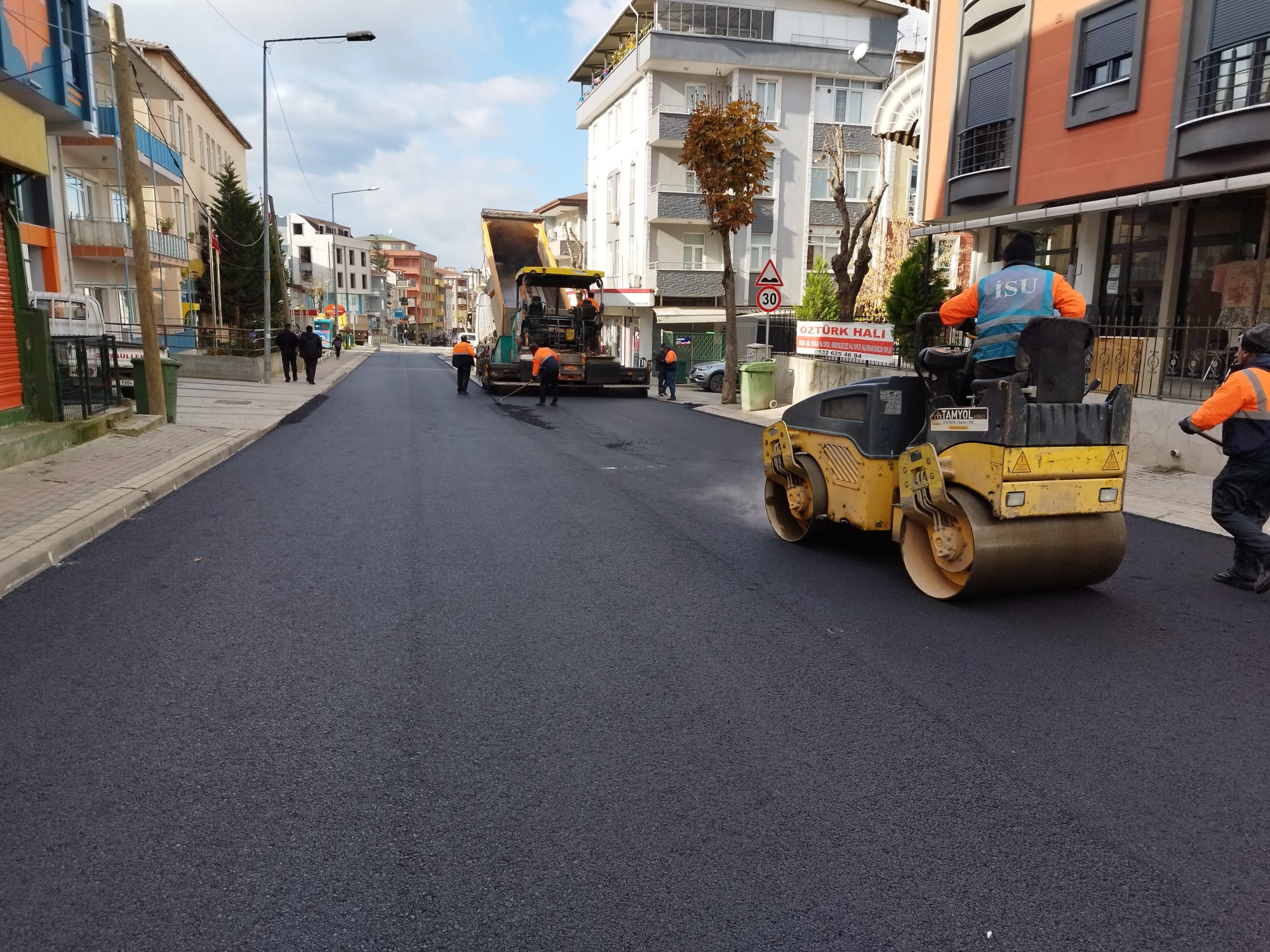 KÖRFEZ FATİH MAHALLESİ İSTİKLAL CADDESİ’NDE ASFALT SERİMİ YAPILIYOR