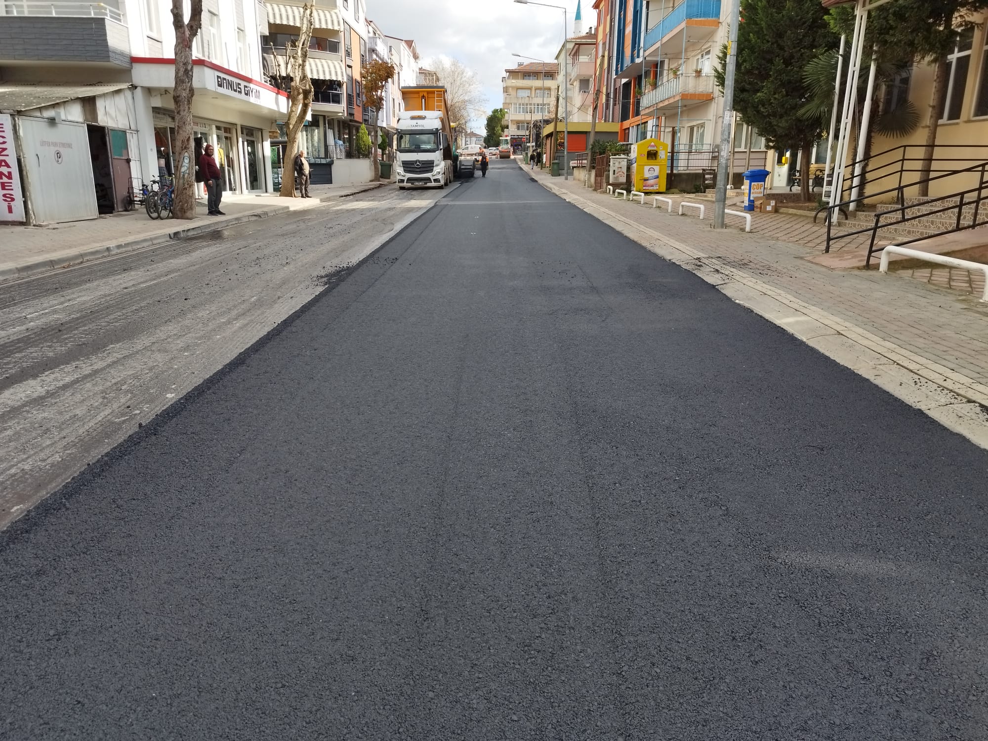 KÖRFEZ FATİH MAHALLESİ İSTİKLAL CADDESİ’NDE ASFALT SERİMİ YAPILIYOR