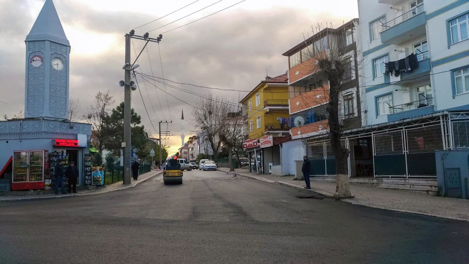 KÖRFEZ FATİH MAHALLESİ İSTİKLAL CADDESİ’NDE ASFALT SERİMİ YAPILIYOR