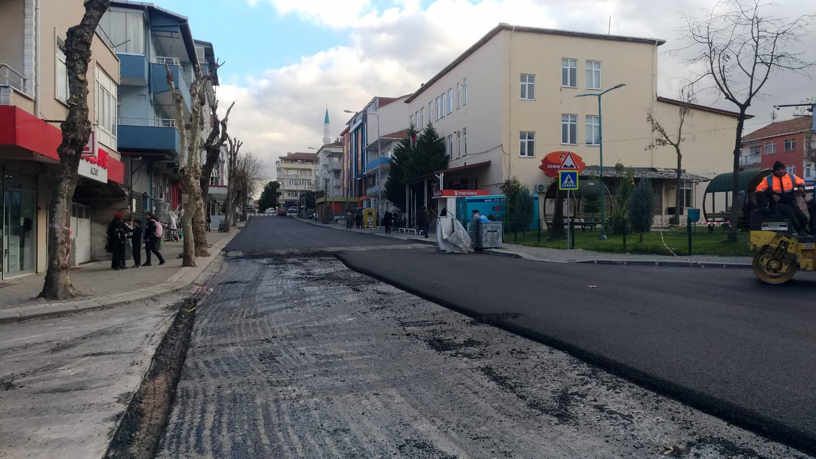 KÖRFEZ FATİH MAHALLESİ İSTİKLAL CADDESİ’NDE ASFALT SERİMİ YAPILIYOR