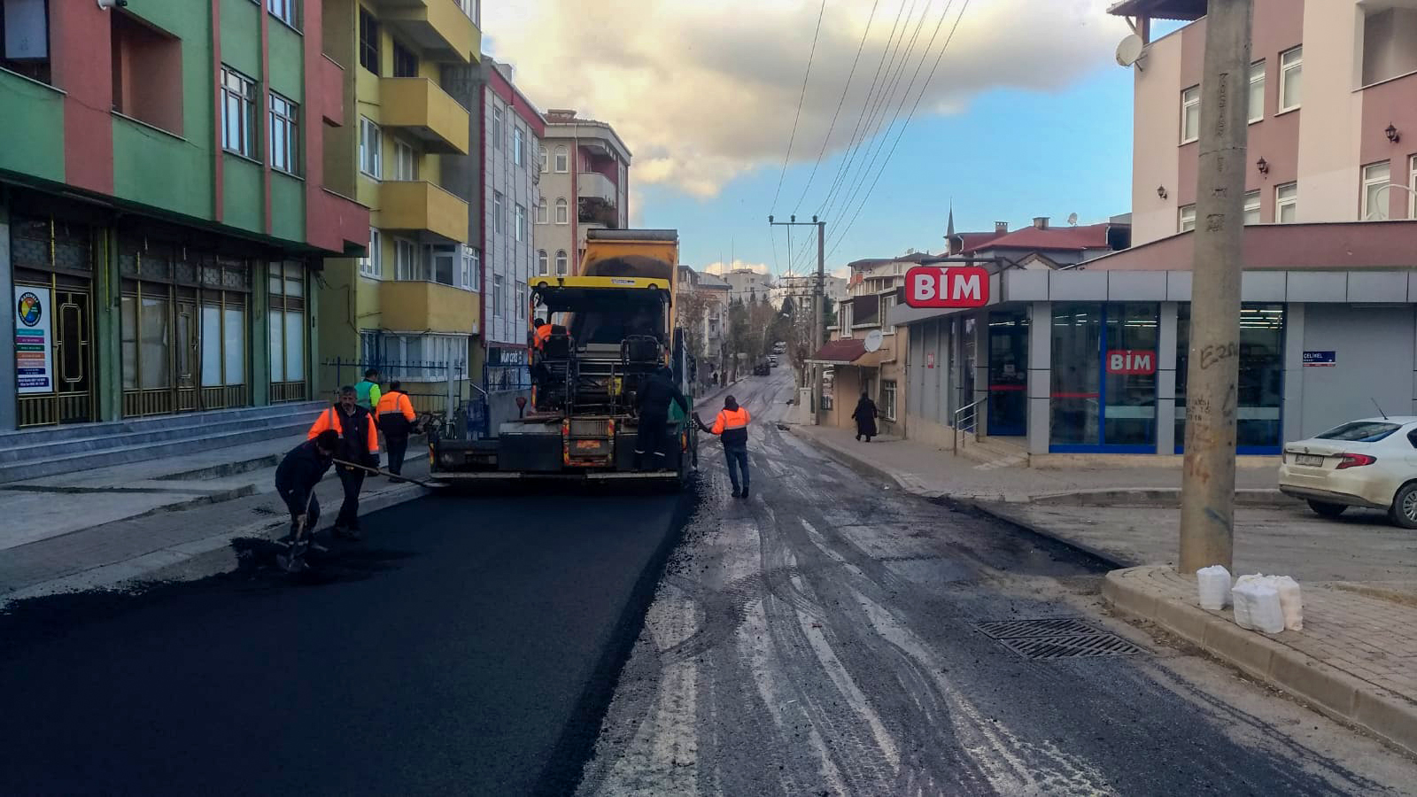 KÖRFEZ FATİH MAHALLESİ İSTİKLAL CADDESİ’NDE ASFALT SERİMİ YAPILIYOR