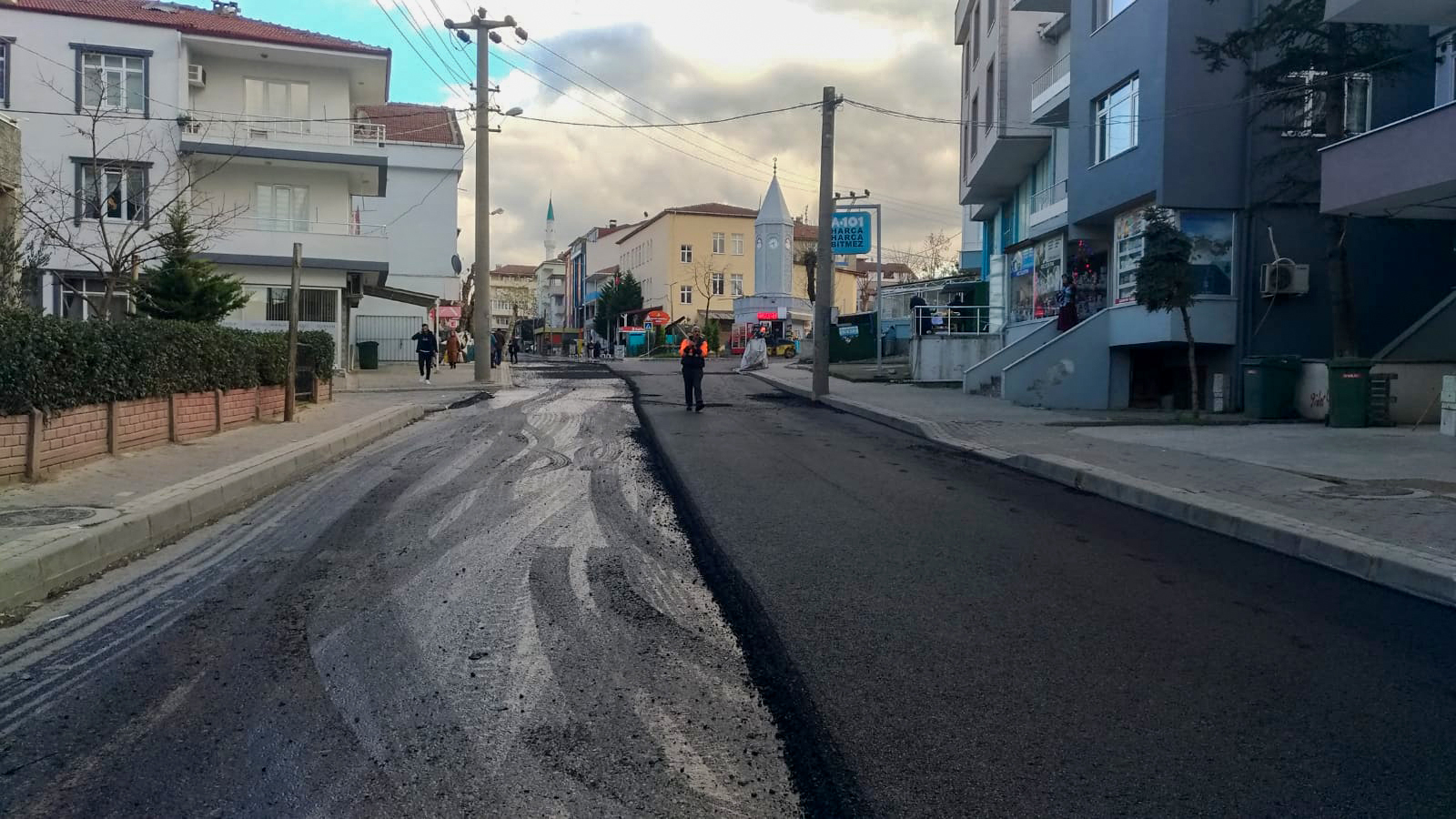 KÖRFEZ FATİH MAHALLESİ İSTİKLAL CADDESİ’NDE ASFALT SERİMİ YAPILIYOR