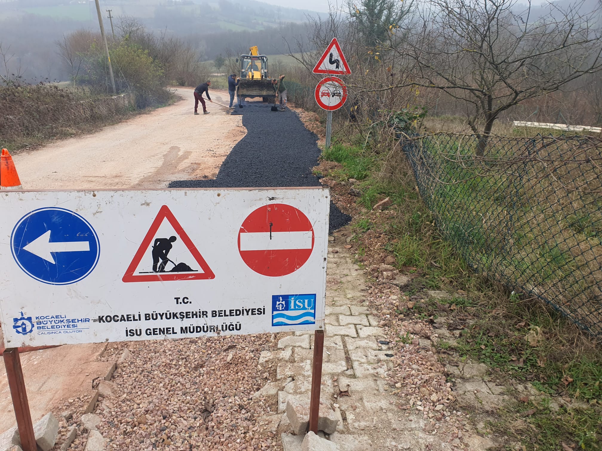İZMİT’İN KIRSAL MAHALLELERİNDE ÜSTYAPI ÇALIŞMALARI YAPILIYOR
