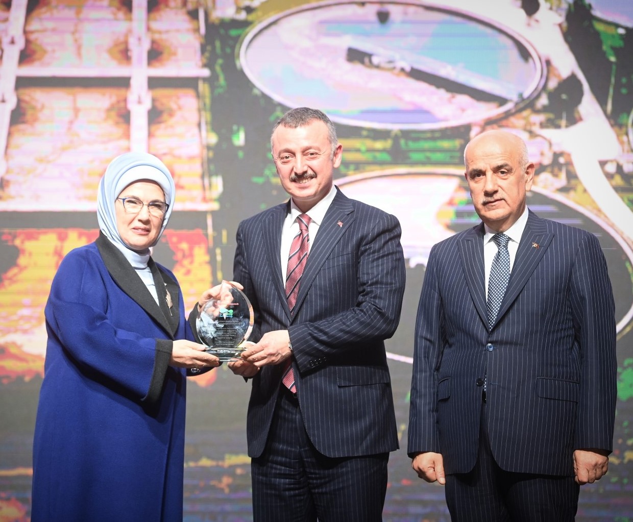 EMİNE ERDOĞAN’DAN BAŞKAN BÜYÜKAKIN’A TEŞEKKÜR PLAKETİ