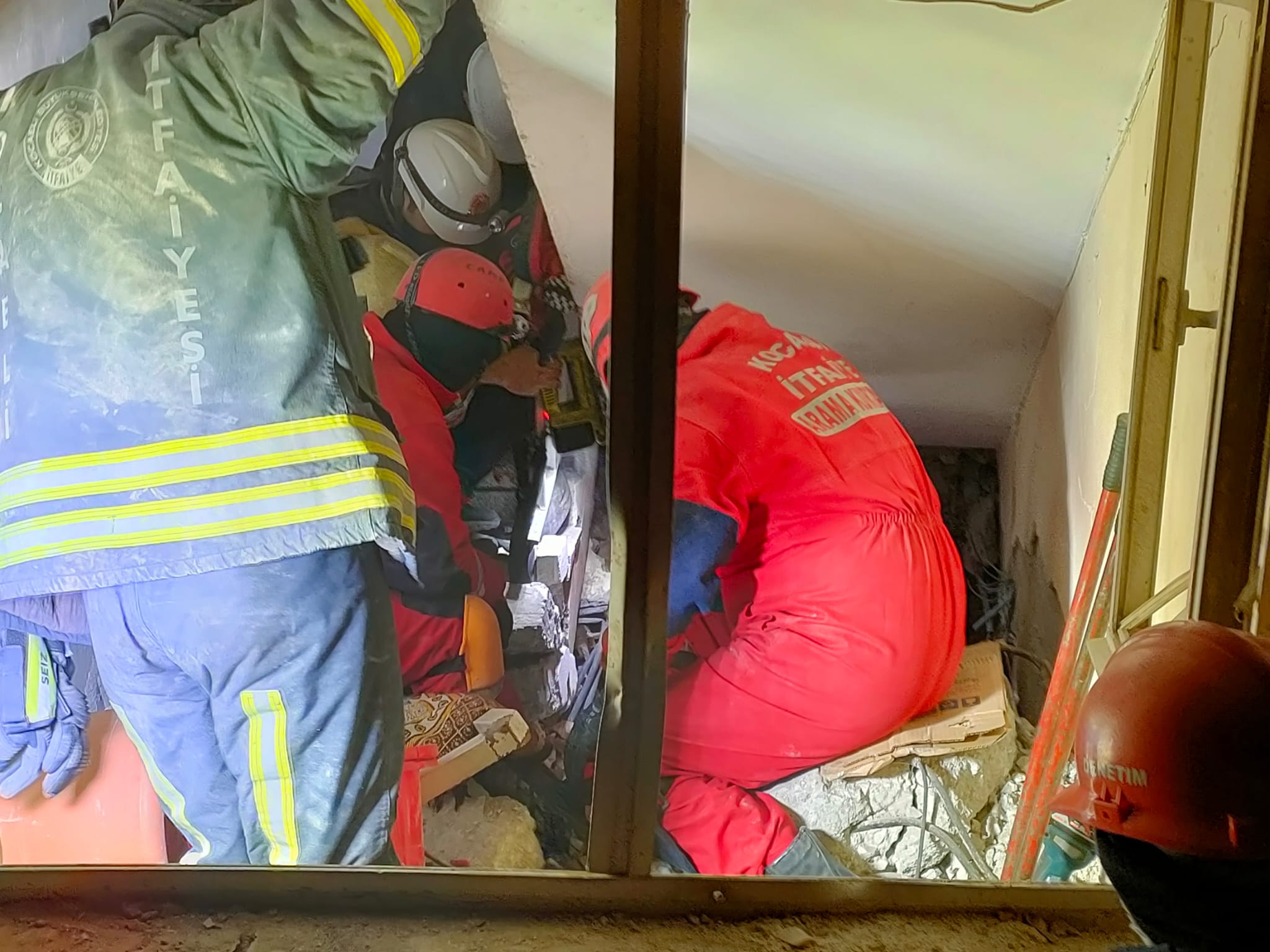 İSU, 27 EKİP VE 68 PERSONEL İLE DEPREM BÖLGESİNDE
