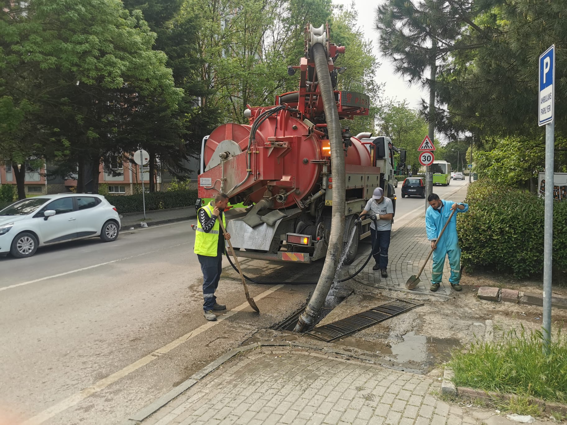 İSU, YAĞMUR ÖNCESİ MAZGAL VE IZGARA TEMİZLİKLERİ YAPIYOR