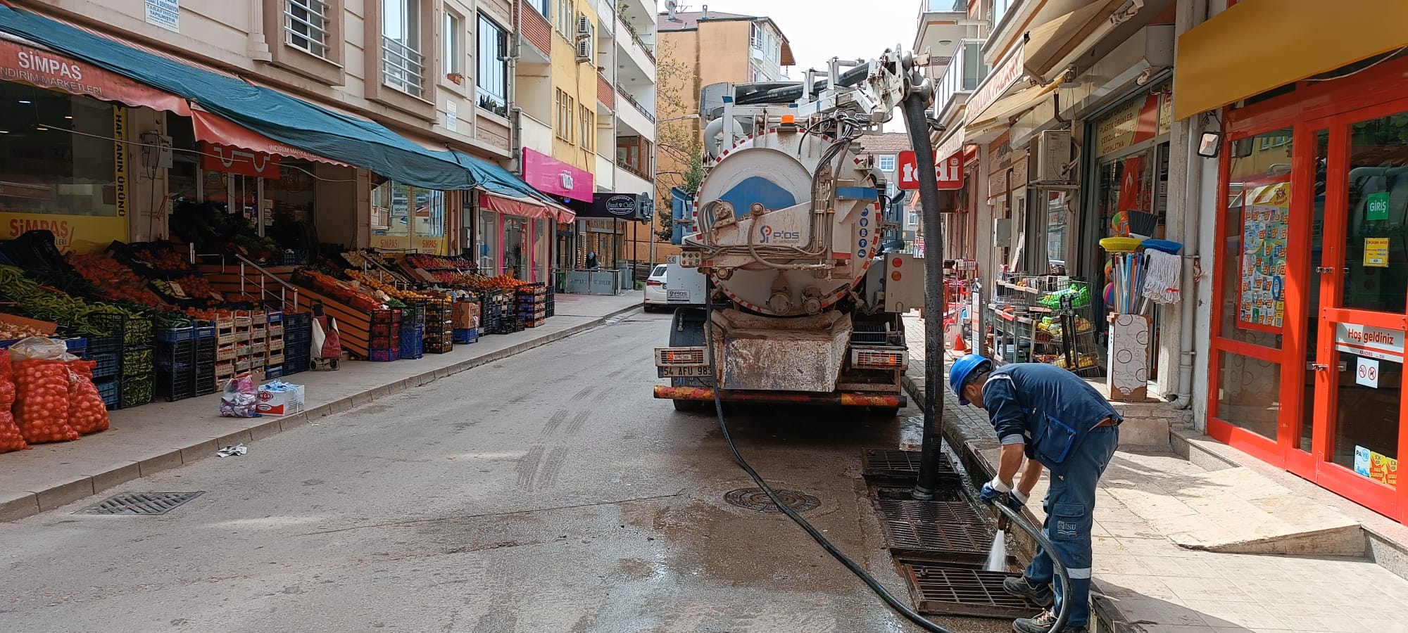 İSU, YAĞMUR ÖNCESİ MAZGAL VE IZGARA TEMİZLİKLERİ YAPIYOR