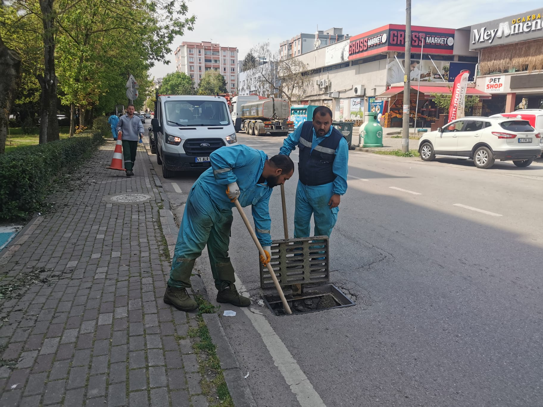 İSU, YAĞMUR ÖNCESİ MAZGAL VE IZGARA TEMİZLİKLERİ YAPIYOR