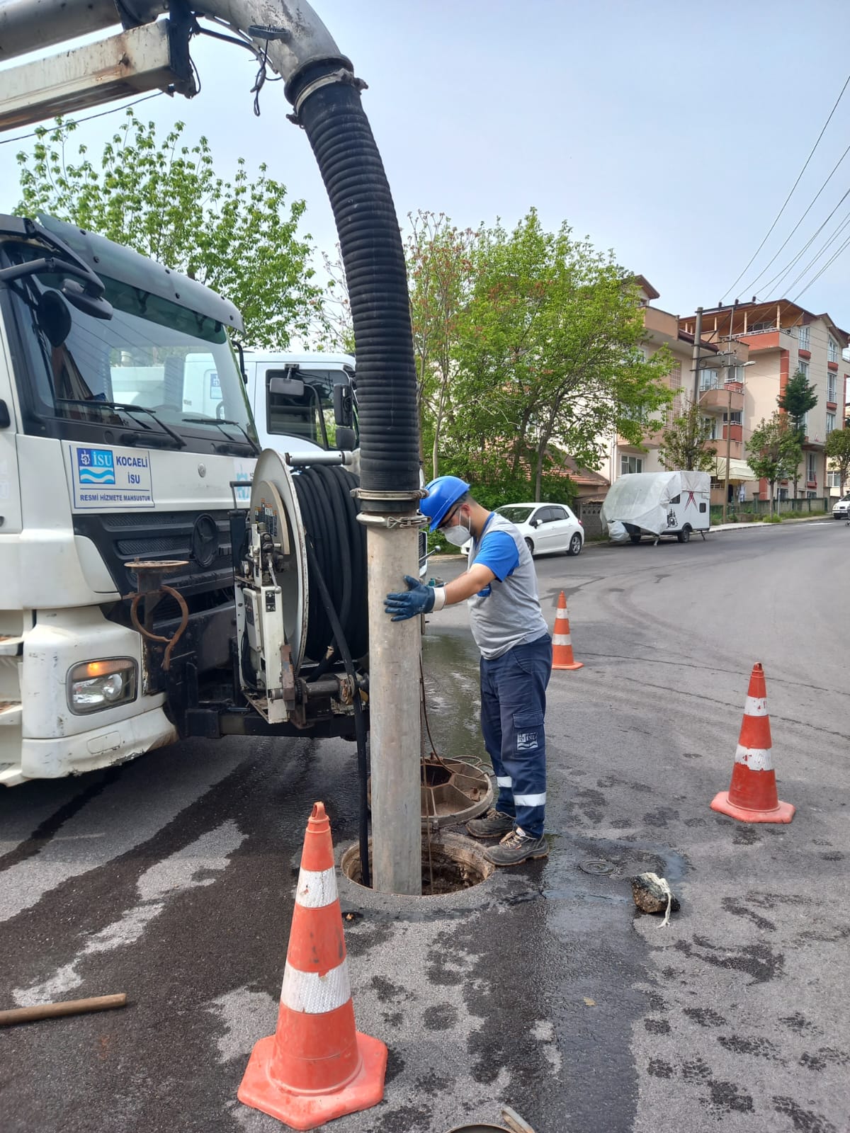 İSU, YAĞMUR ÖNCESİ MAZGAL VE IZGARA TEMİZLİKLERİ YAPIYOR