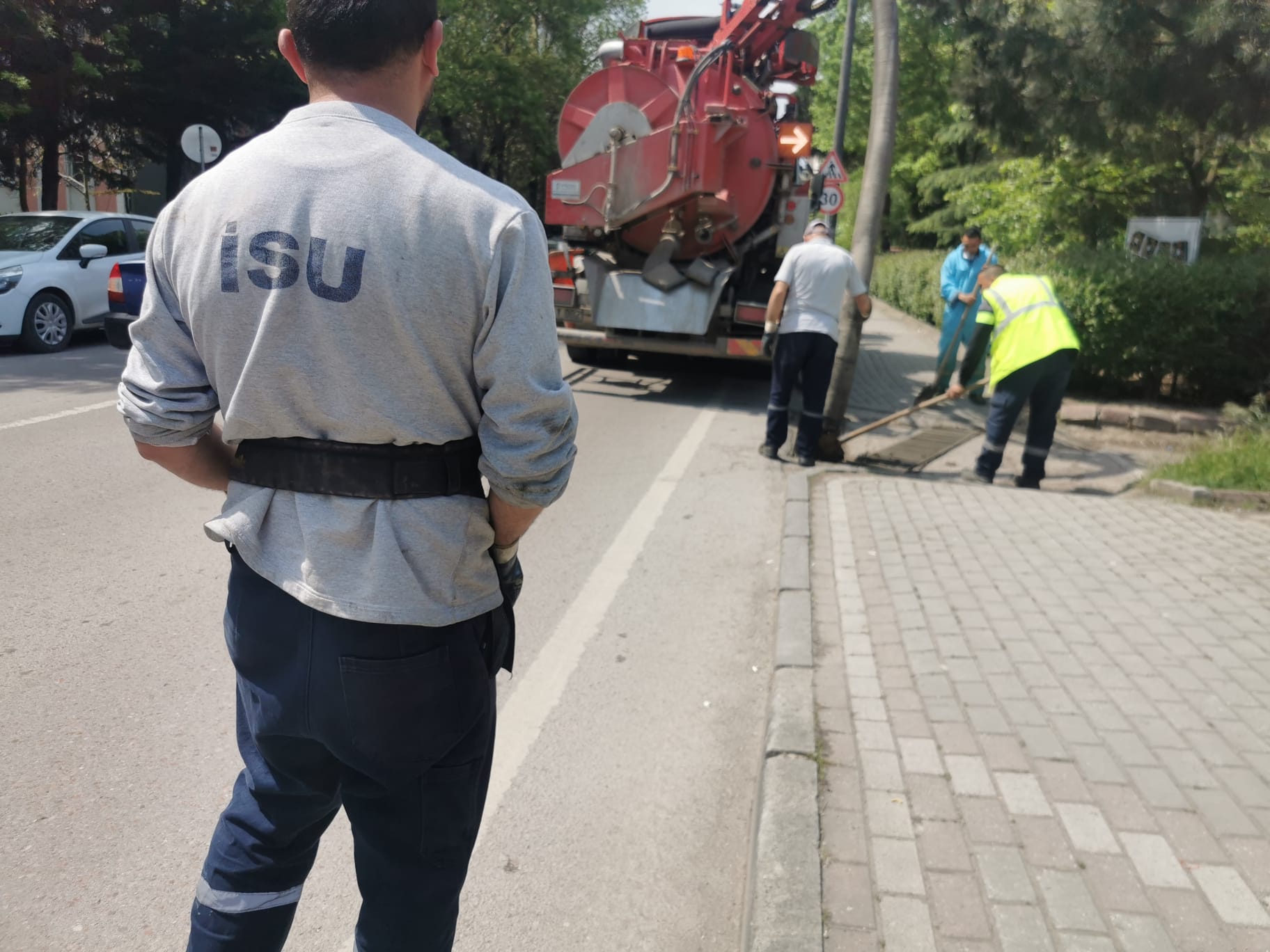 İSU, YAĞMUR ÖNCESİ MAZGAL VE IZGARA TEMİZLİKLERİ YAPIYOR